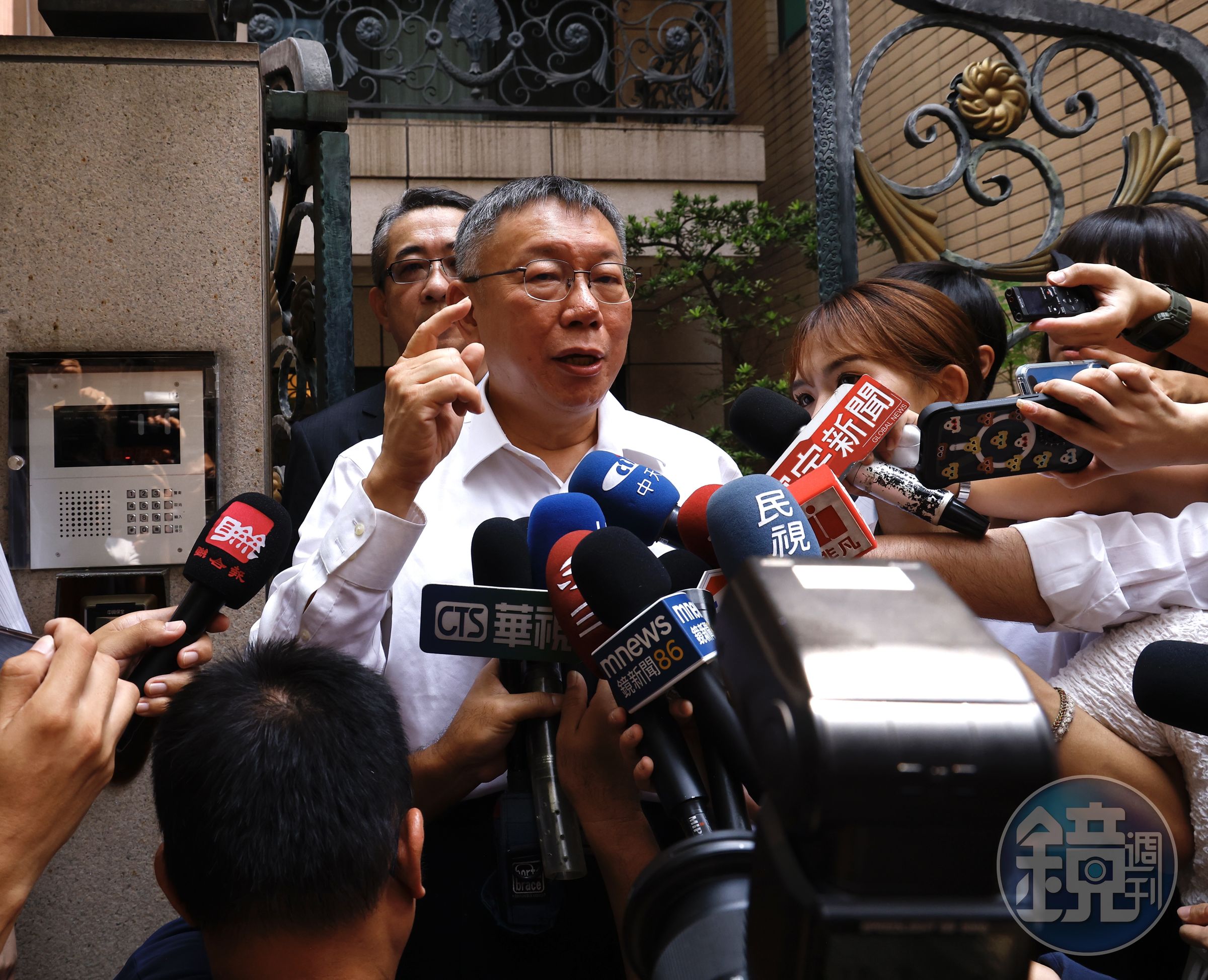 柯文哲被檢調從住家帶回廉政署約談，新聞畫面曝光引起全國高度關注。