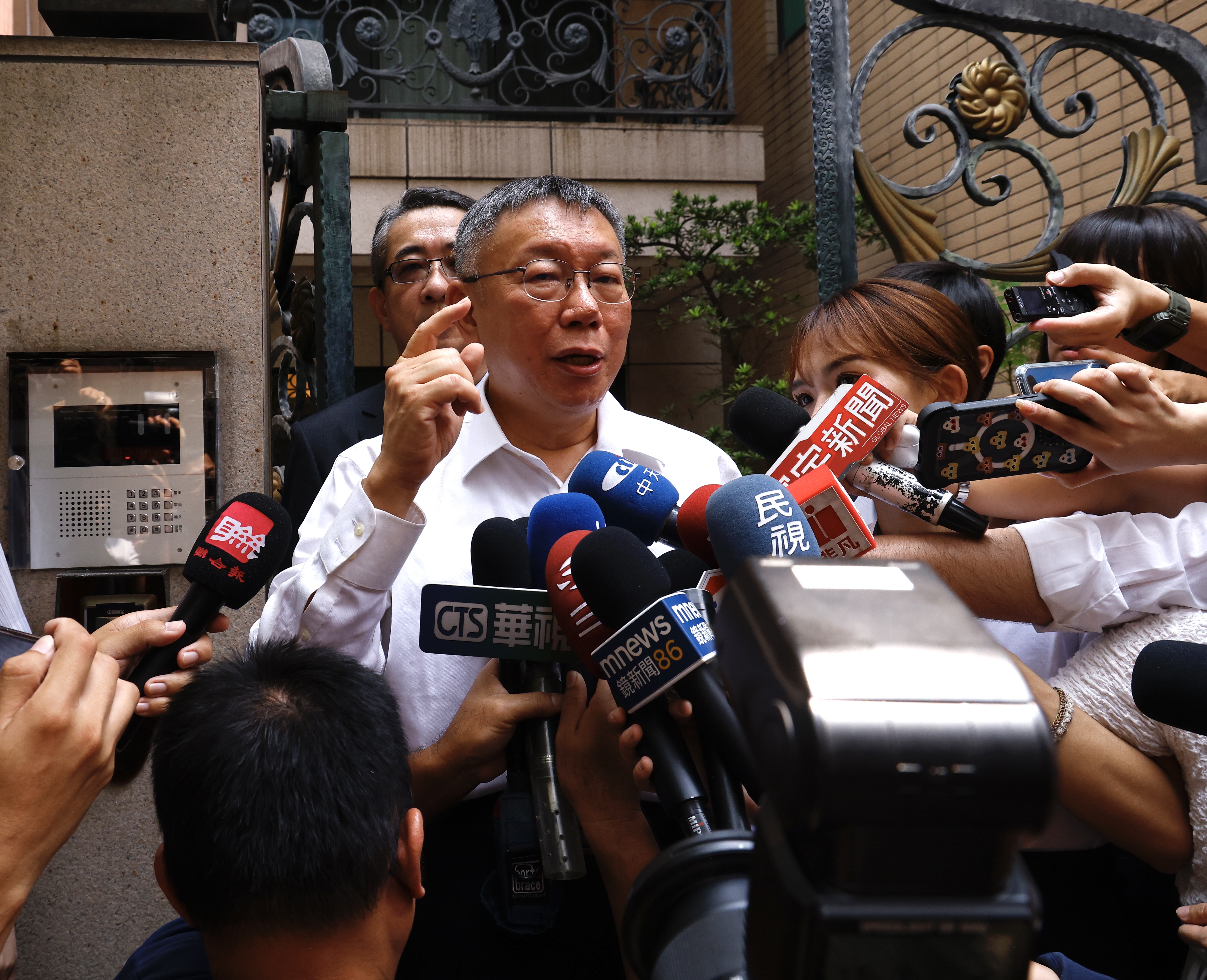 柯文哲被檢調從住家帶回廉政署約談，新聞畫面曝光引起全國高度關注。