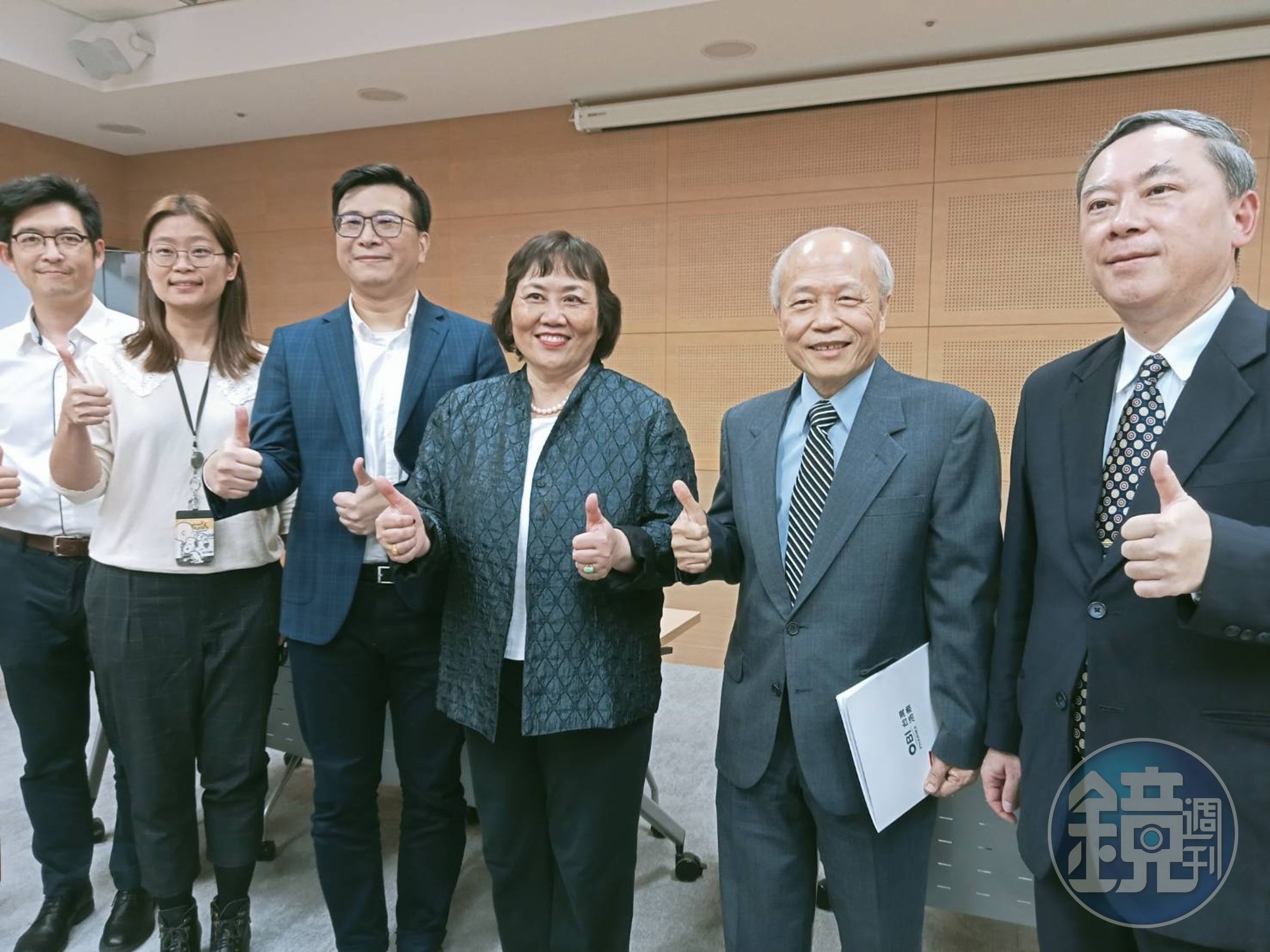 ADC引爆全球兆元商機,新上任半年的浩鼎執行長王慧君(中)率領團隊透過法說宣布加入戰局。