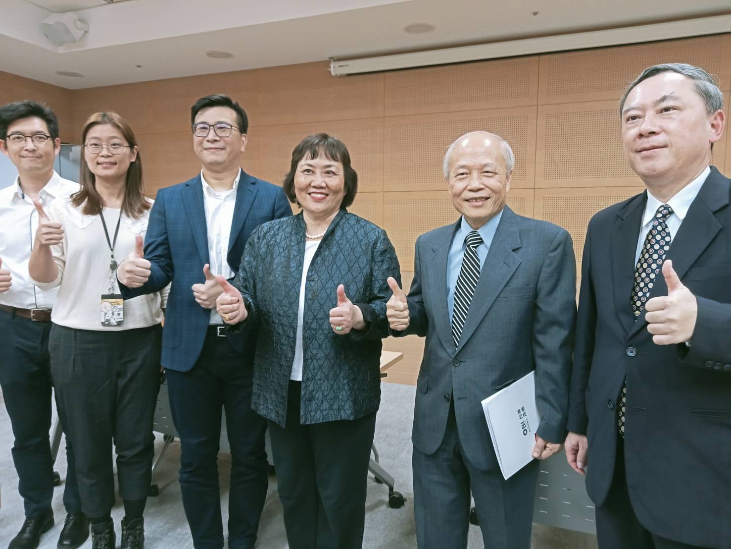 ADC引爆全球兆元商機，新上任半年的浩鼎執行長王慧君（中）率領團隊透過法說宣布加入戰局。