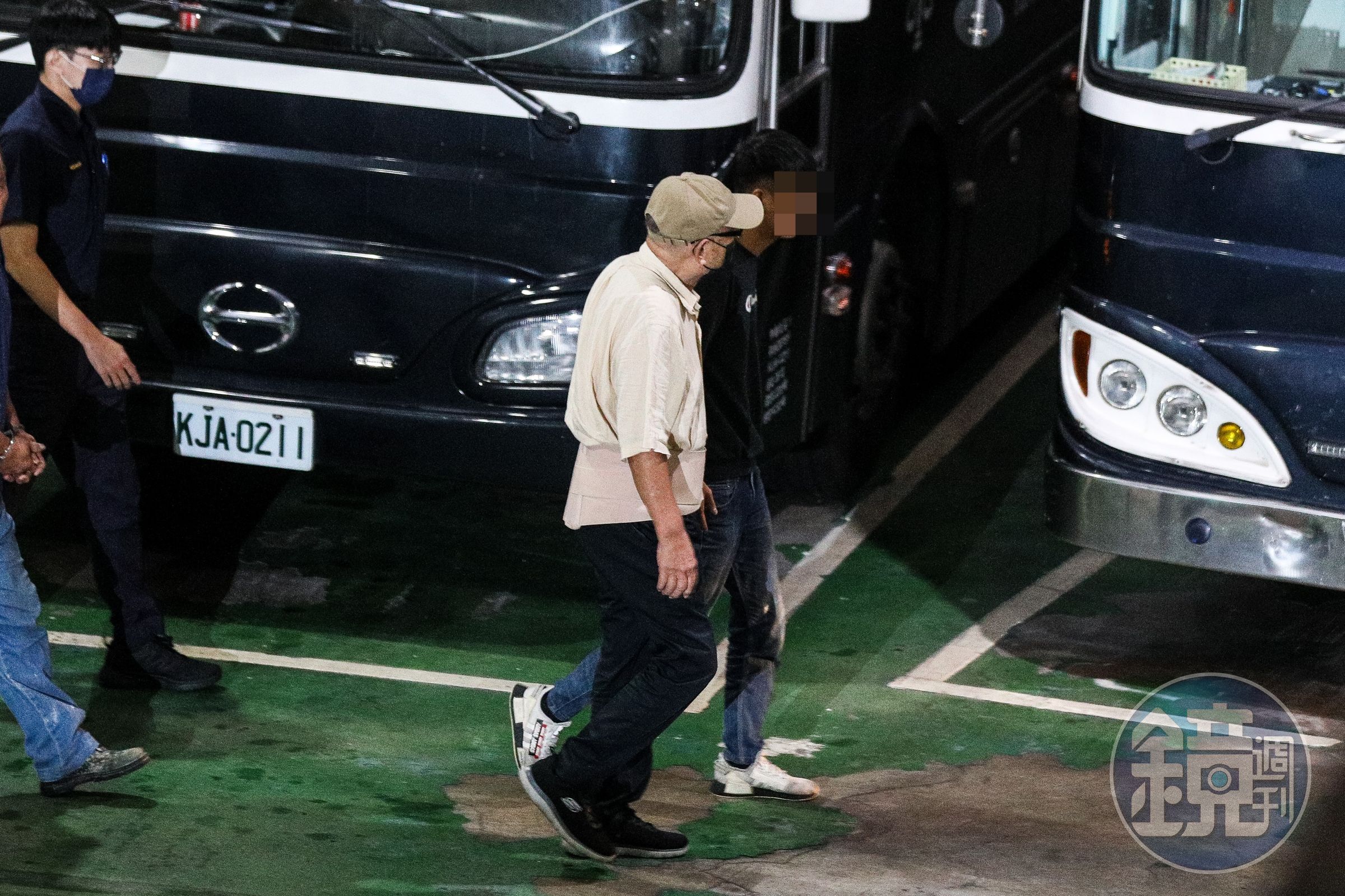沈慶京心腹朱亞虎遭羈押,全案已有柯文哲等7個羈押被告,朱亞虎是首位認罪者,今晨遭押赴看守所。