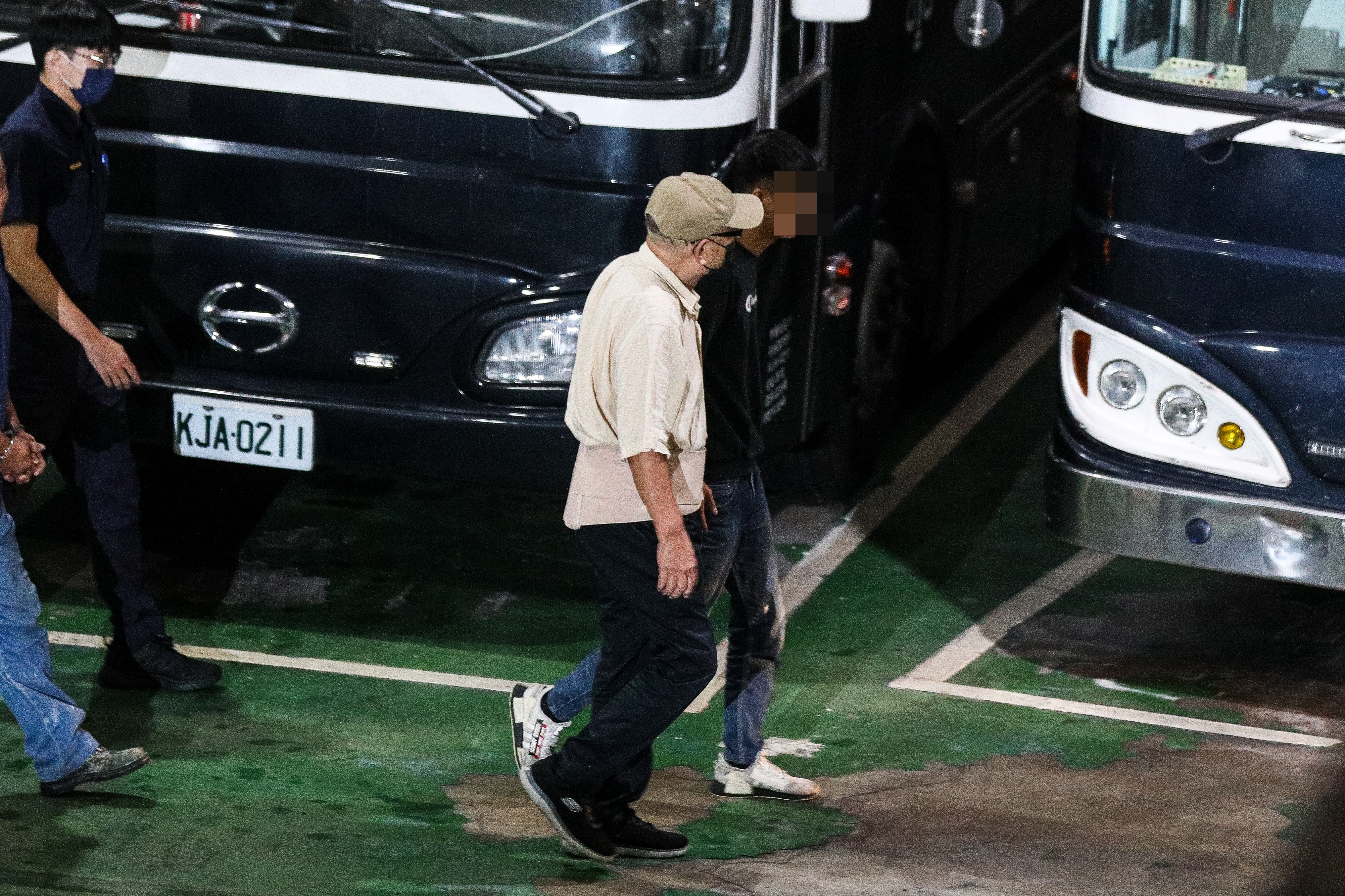 沈慶京心腹朱亞虎遭羈押，全案已有柯文哲等7個羈押被告，朱亞虎是首位認罪者，今晨遭押赴看守所。