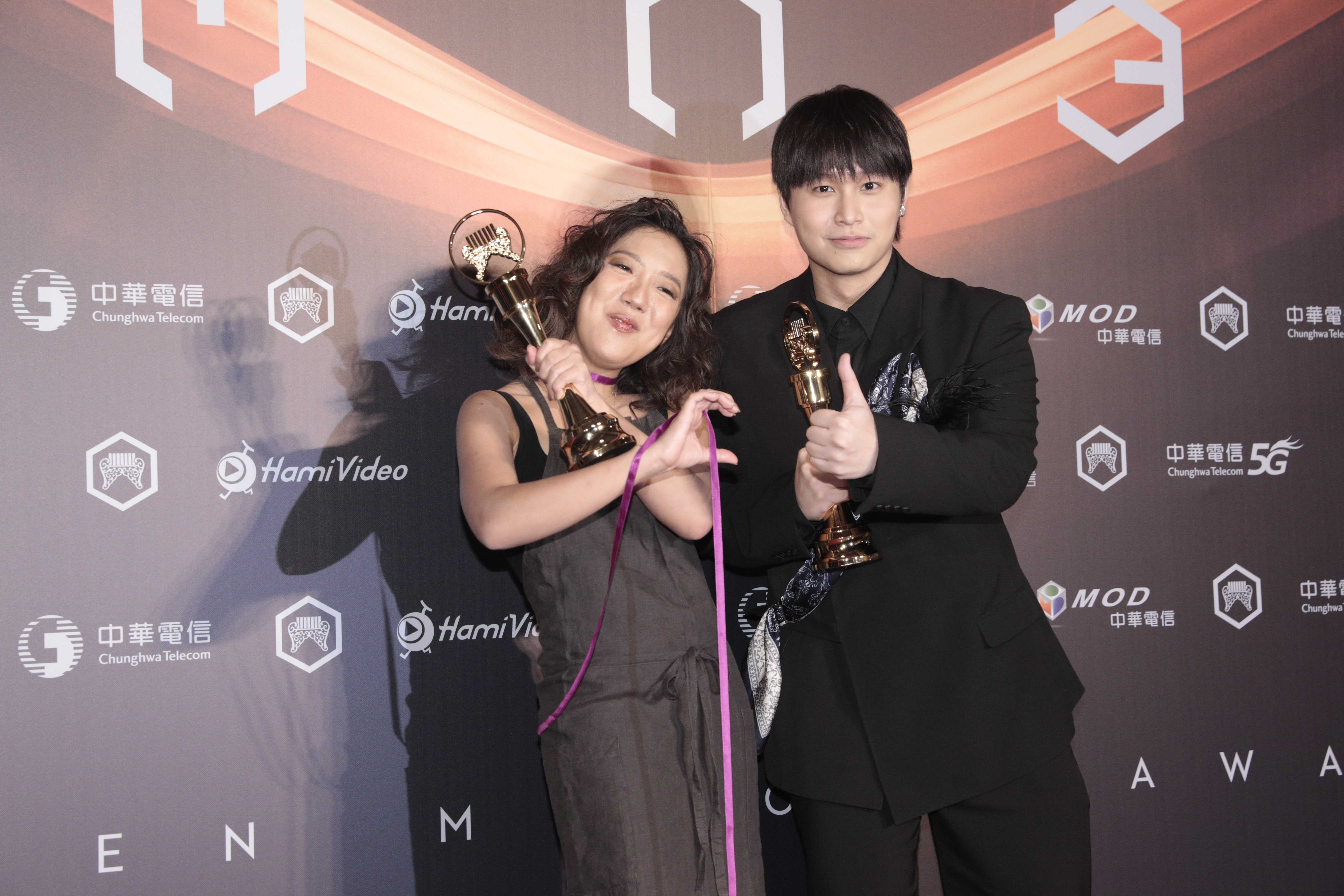 李竺芯、陳以恆分別抱回今年金曲獎最佳台語男女歌手，但他們的知名度較不比其他對手，一度讓觀眾好奇他們到底是何方神聖。