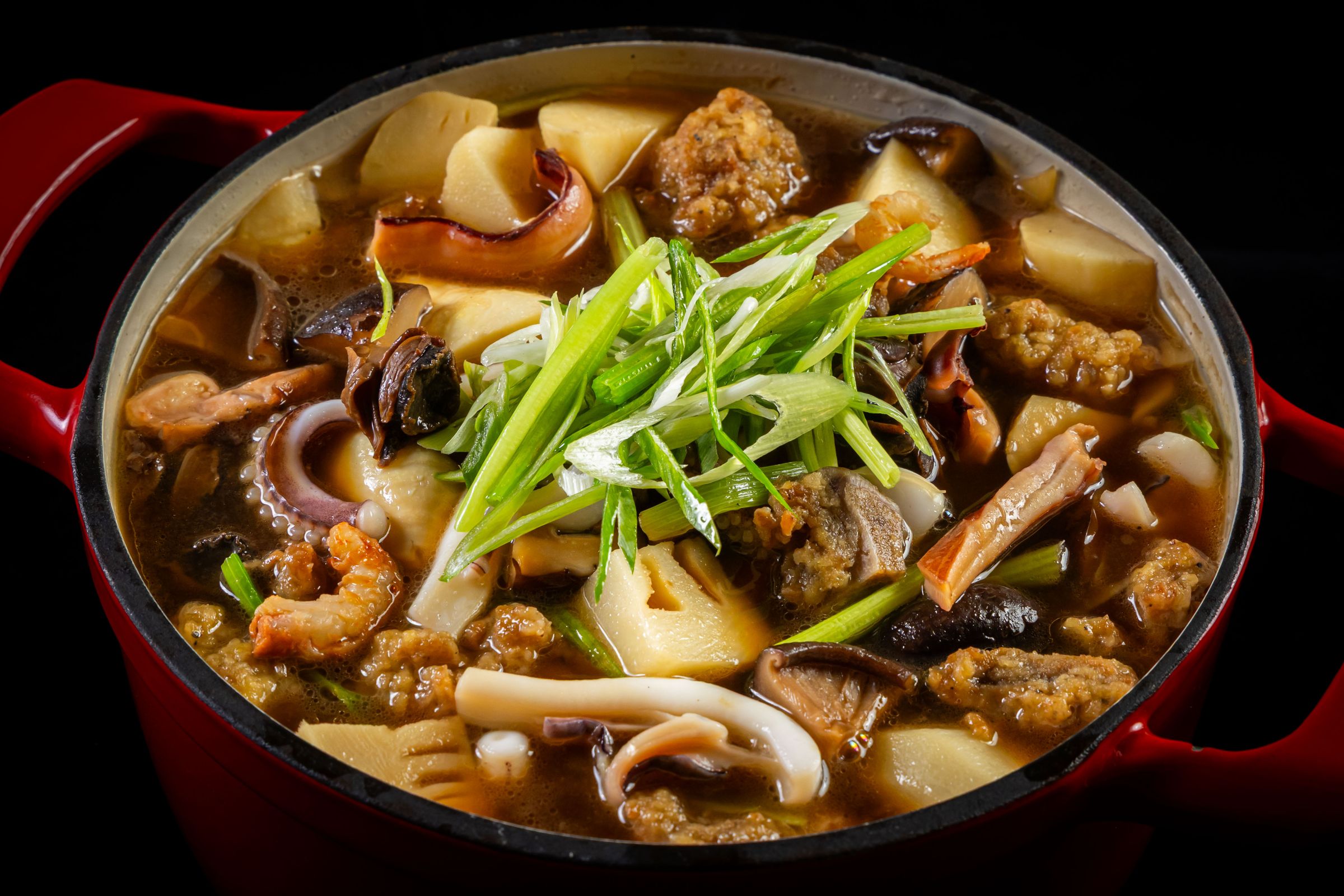 經典酒家菜「魷魚螺肉蒜」製作工序繁複，從食材處理到湯頭熬煮皆考驗主廚對火候的掌握度。（1,000元／份）（四味軒提供）