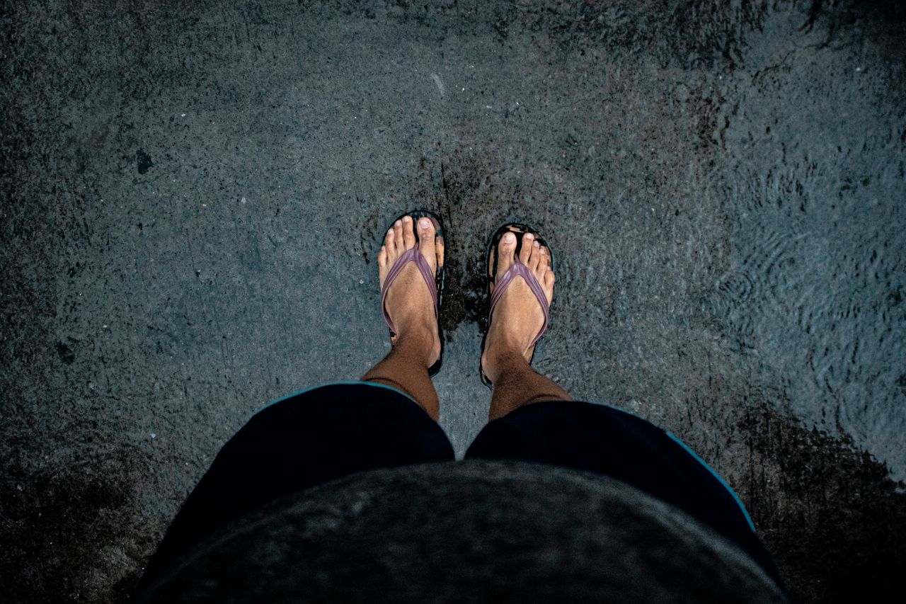 醫師提醒雨天穿人字拖,遇水後容易使腳掌滑動而跌倒。(示意圖,Pexels)