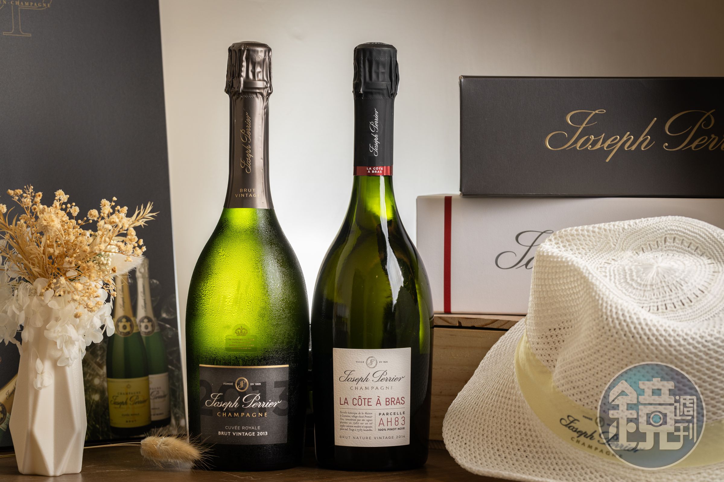 「喬瑟夫皮耶皇家年份香檳2013 Cuvée Royale Brut Vintage 2013」(左,3,600瓶/元)與與「黑中白單一園年份香檳La Côte à Bras Blanc de Noirs 2014 Brut Nature」(右,4,500元/瓶)。