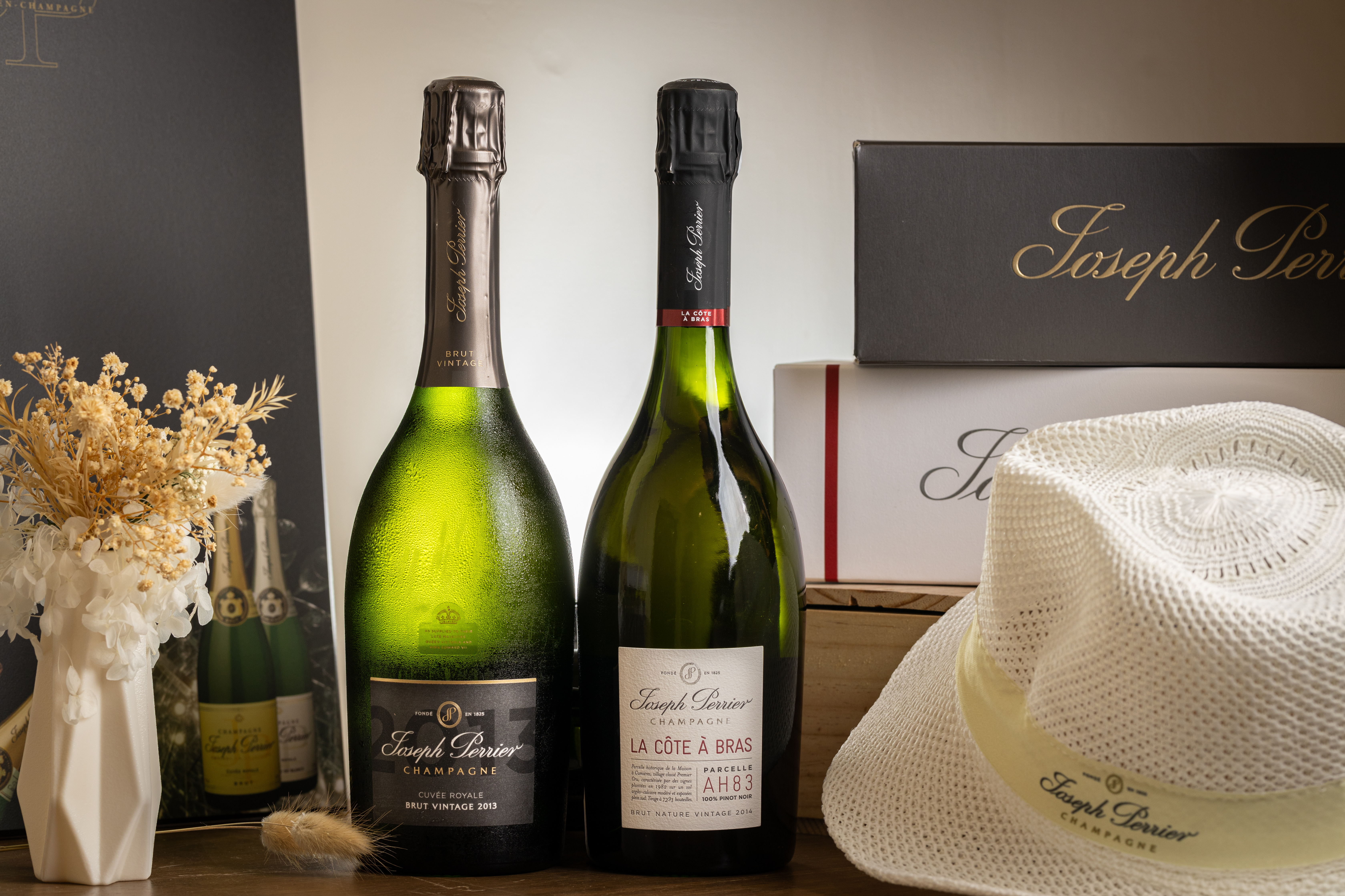 「喬瑟夫皮耶皇家年份香檳2013 Cuvée Royale Brut Vintage 2013」(左,3,600瓶/元)與與「黑中白單一園年份香檳La Côte à Bras Blanc de Noirs 2014 Brut Nature」(右,4,500元/瓶)。