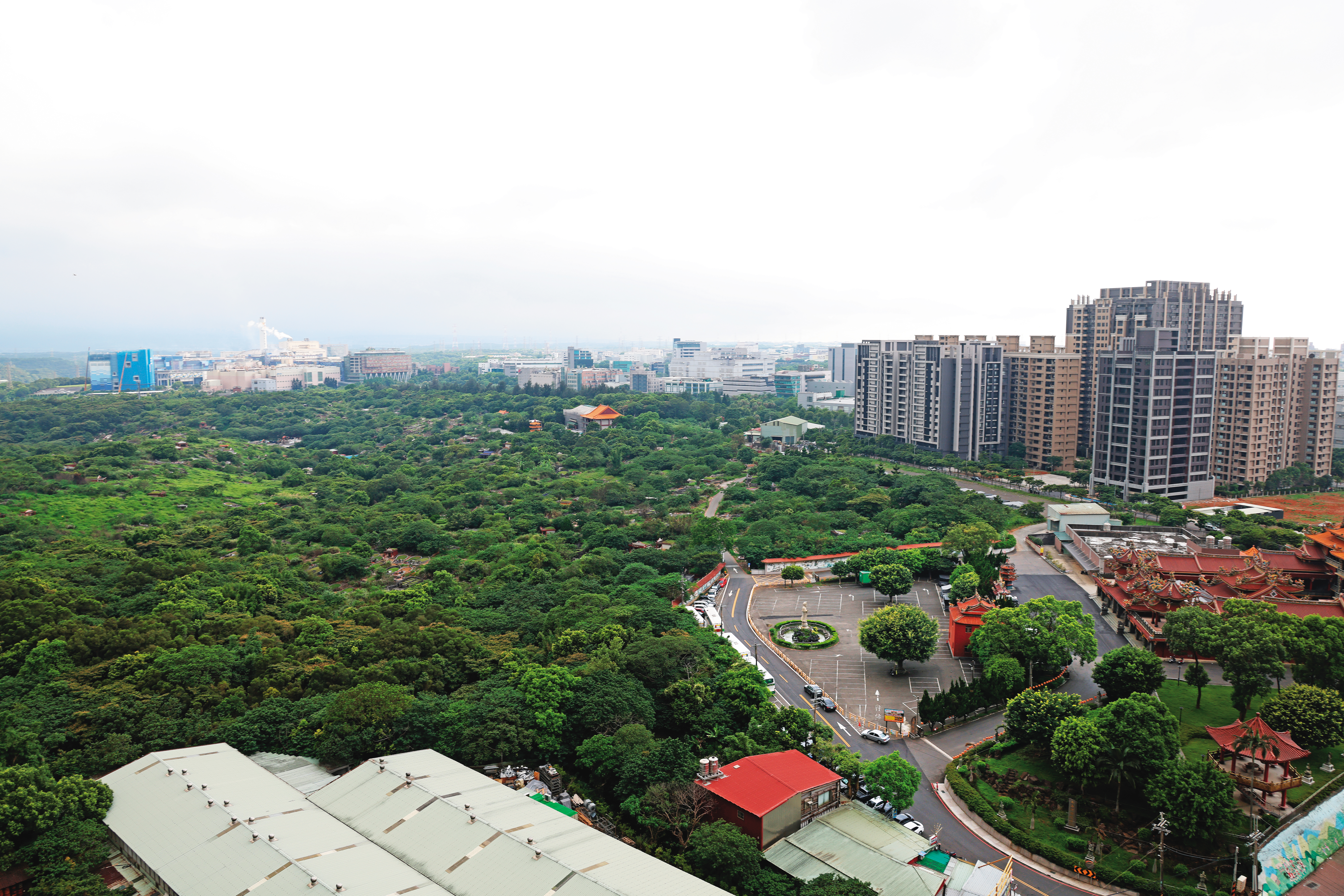華亞科技園區擴大範圍至50公頃，開發利益破數百億元，全案送交內政部審議中。