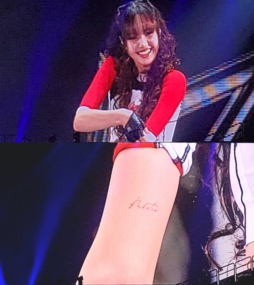 Lisa秀出「rockstar」刺青，聲明：「我知道這樣不太好，但是我媽媽說okay。」（讀者提供）