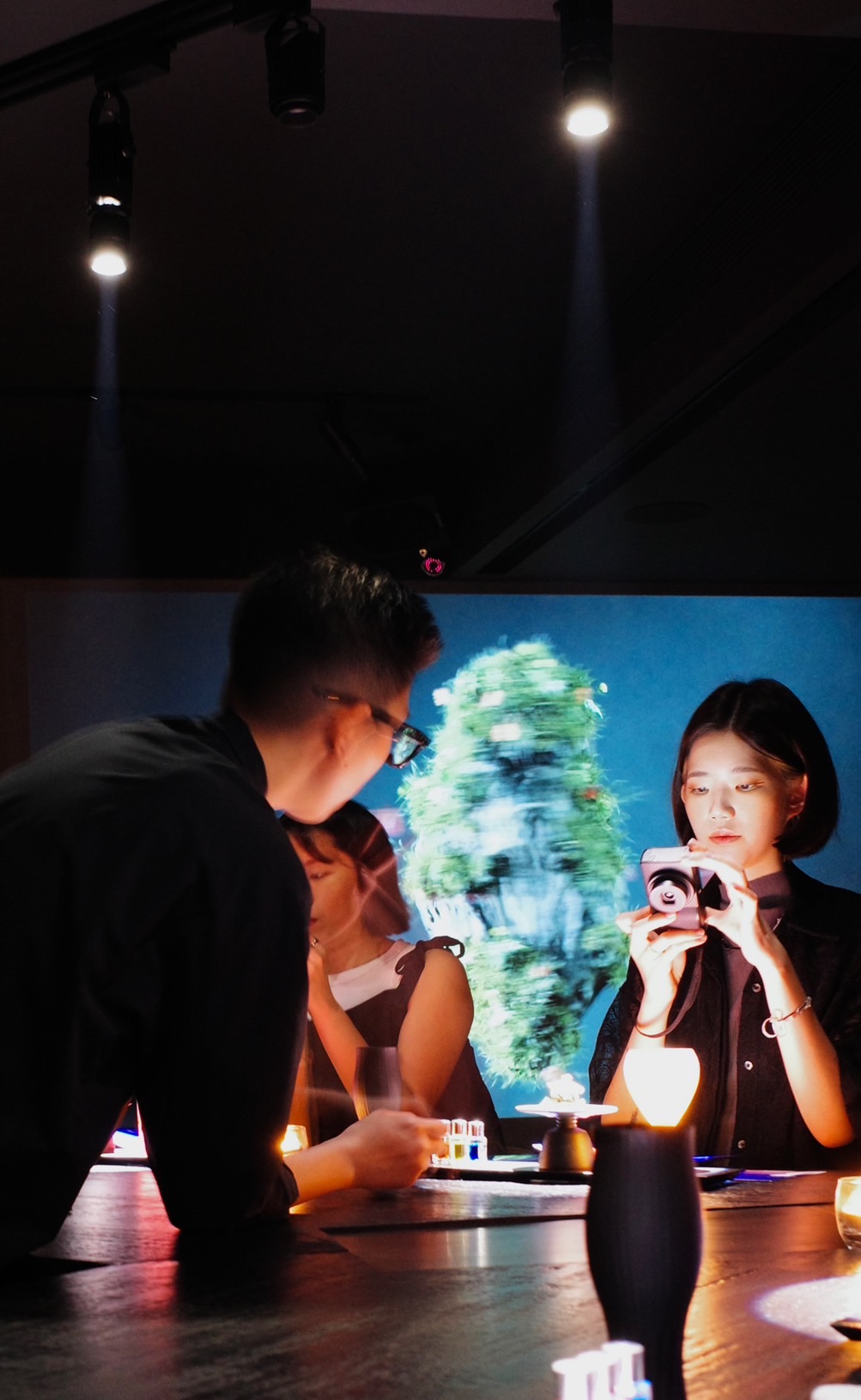 「LIT TAIPEI」的創辦人L,在送上酒、食之際,也藉由言語間的引導,讓品飲者一步步被引領觸動,不自覺地進入自我的靈魂問答。
