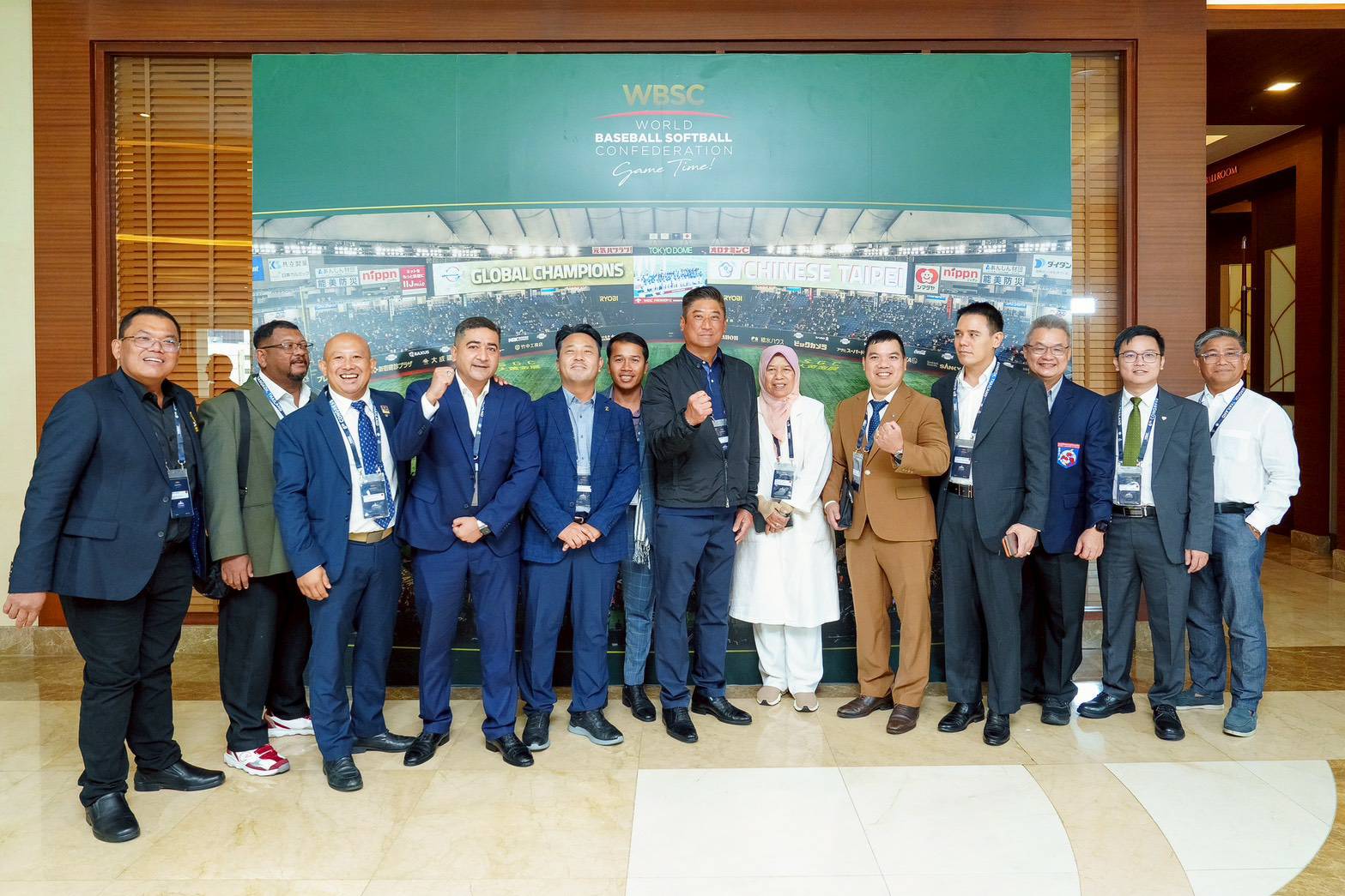 亞洲棒球總會會員代表爭相與辜仲諒會長（右７）合影。（亞洲棒球總會提供）