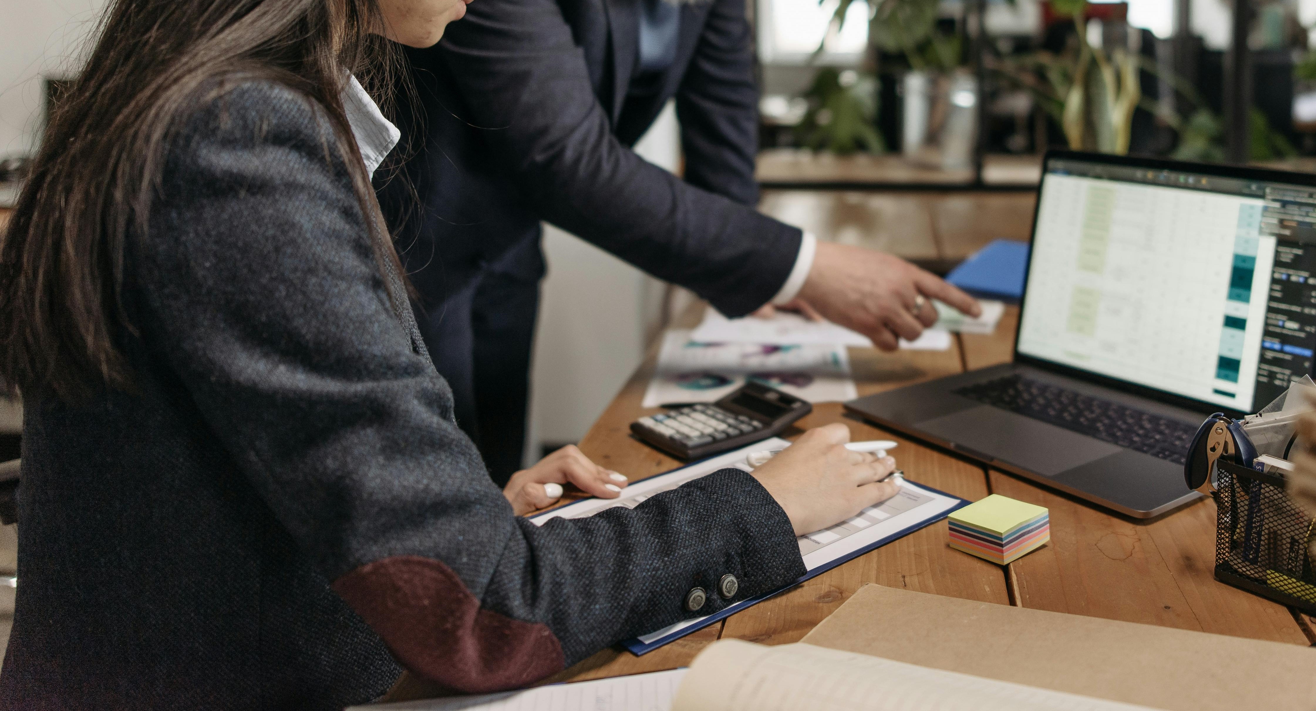 台中企業社老闆涉嫌對新人女員工性騷擾與強制猥褻，導致被害人身心重創，法院判處1年10個月徒刑並須賠償40萬元，全案定讞。（示意圖，非當事人/pexels）