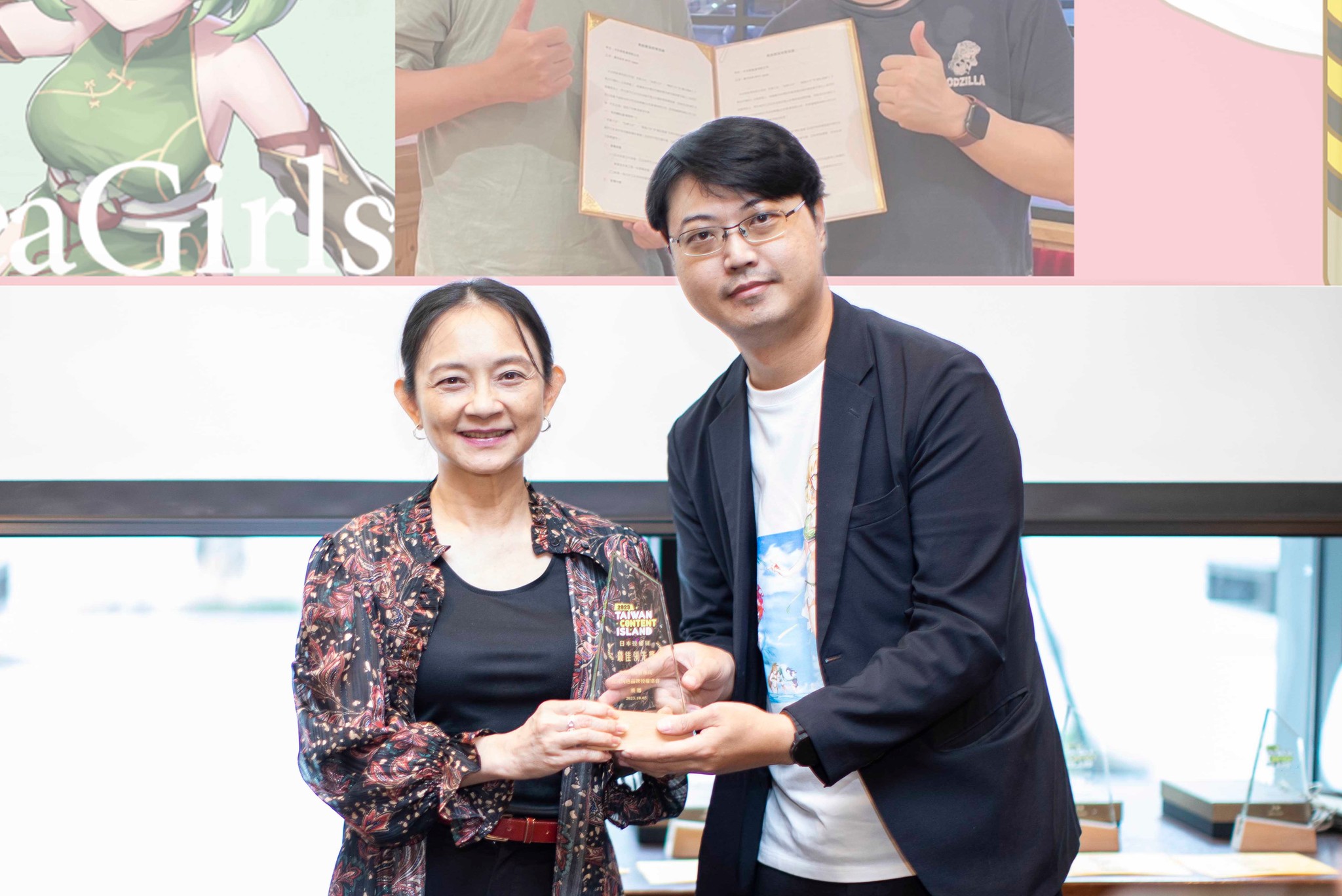 《茶葉少女》在日本授權展取得佳績,由文策院副院長張文櫻(左)頒發「最佳領先獎」給卡米客工作室執行長戚成棟(右)。(翻攝自「台灣角色品牌授權協會」臉書)