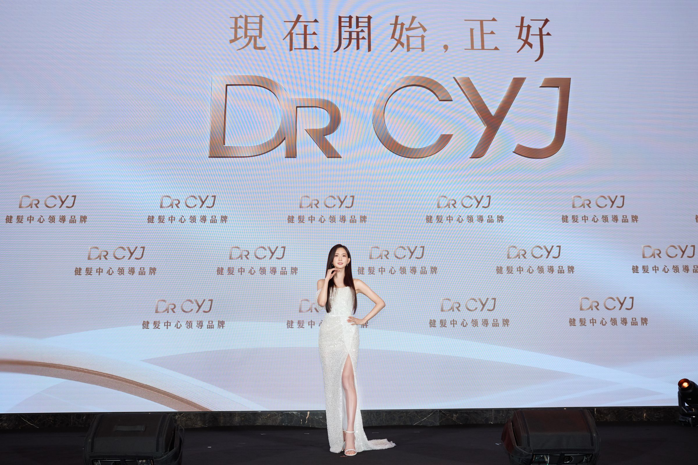 林志玲一襲優雅白色禮服亮麗登台,正式接下健髮中心代言,親身認證科學健髮成果。(DR CYJ提供)
