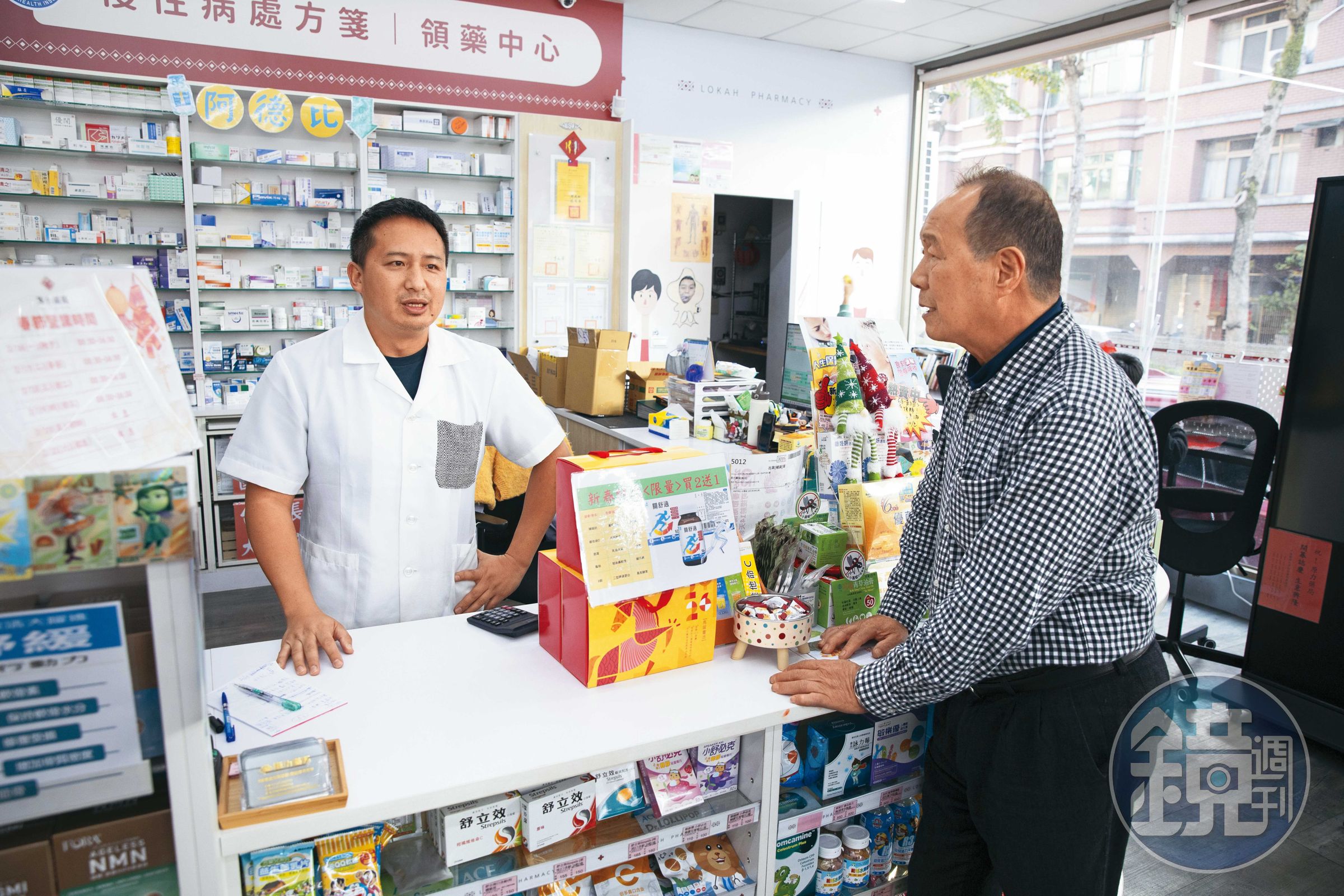 賴力行(右)長子賴君君(左)受父親影響成為藥劑師,用另一種方式與父親在醫療路上同行。