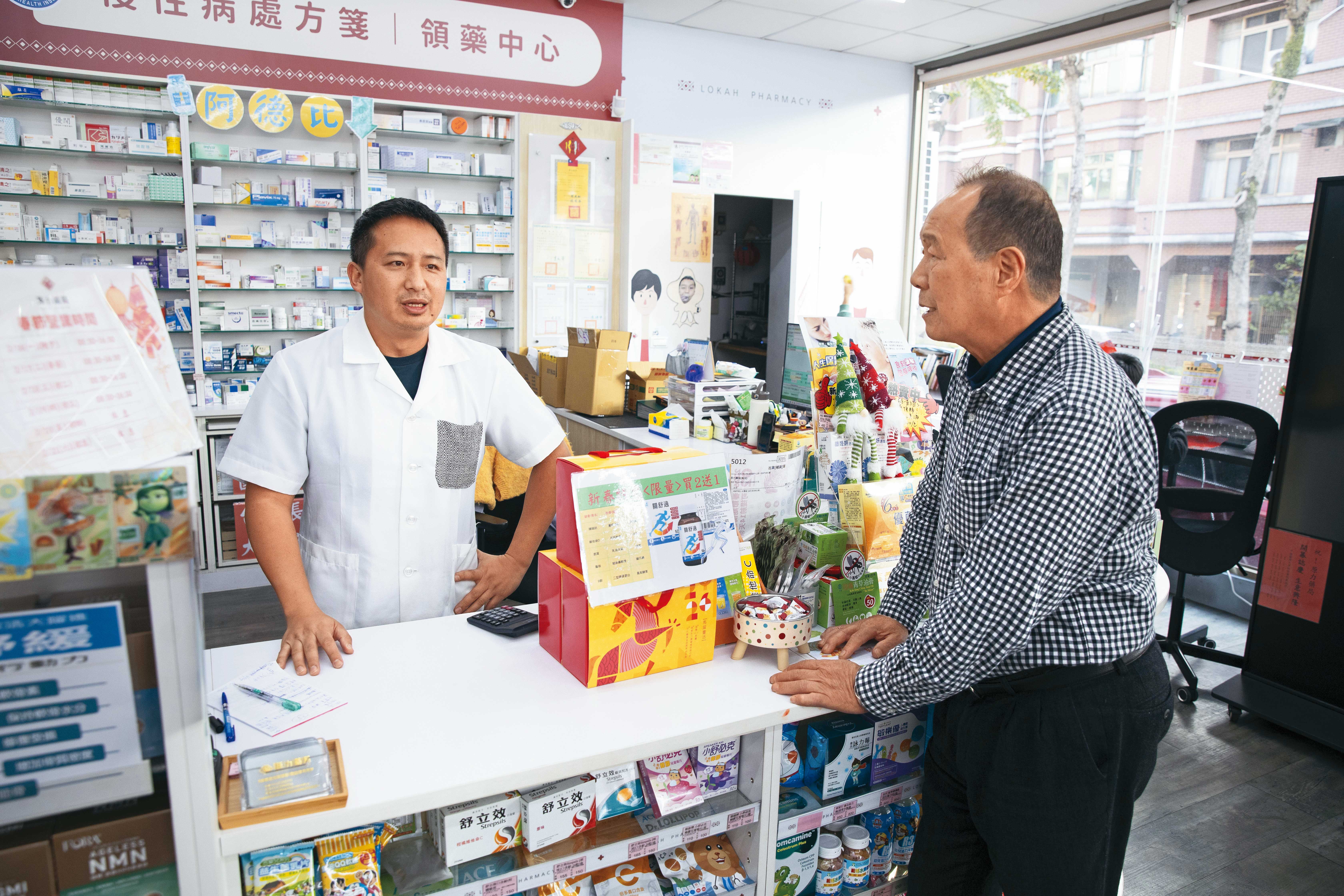 賴力行（右）長子賴君君（左）受父親影響成為藥劑師，用另一種方式與父親在醫療路上同行。