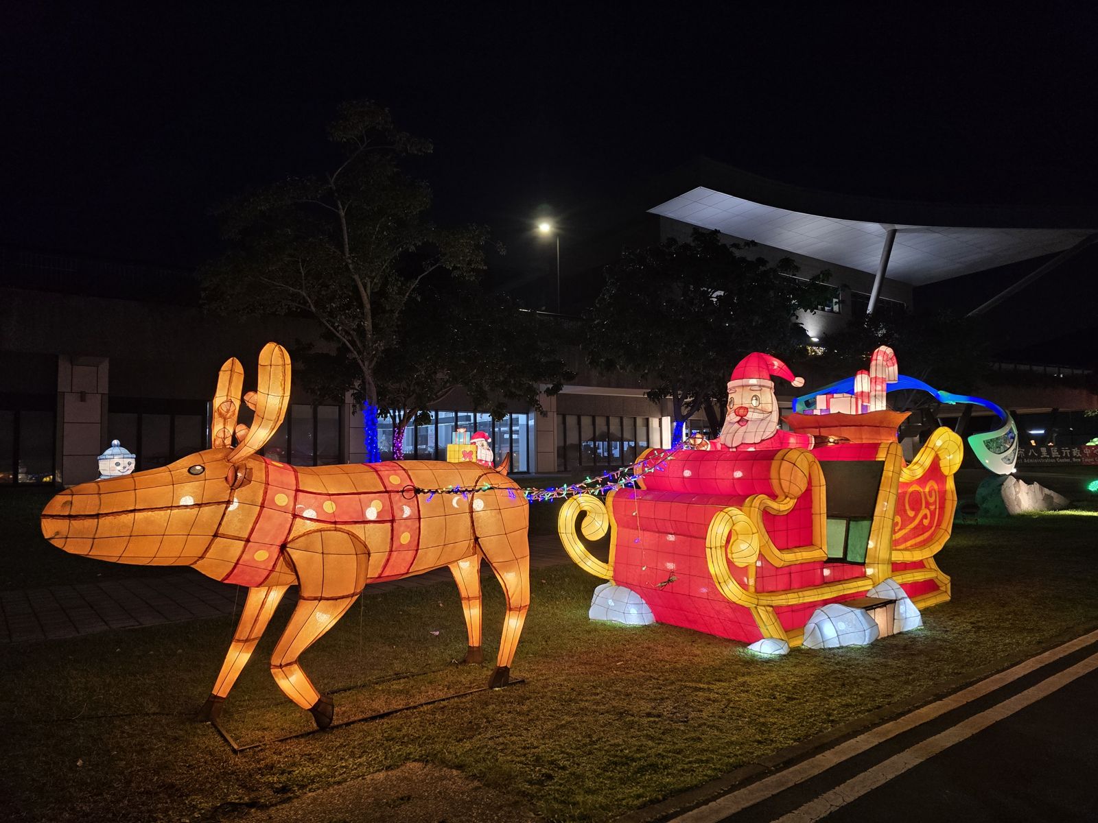 不讓新北耶誕城專美於前　「八里聖誕村」點燈越夜越浪漫