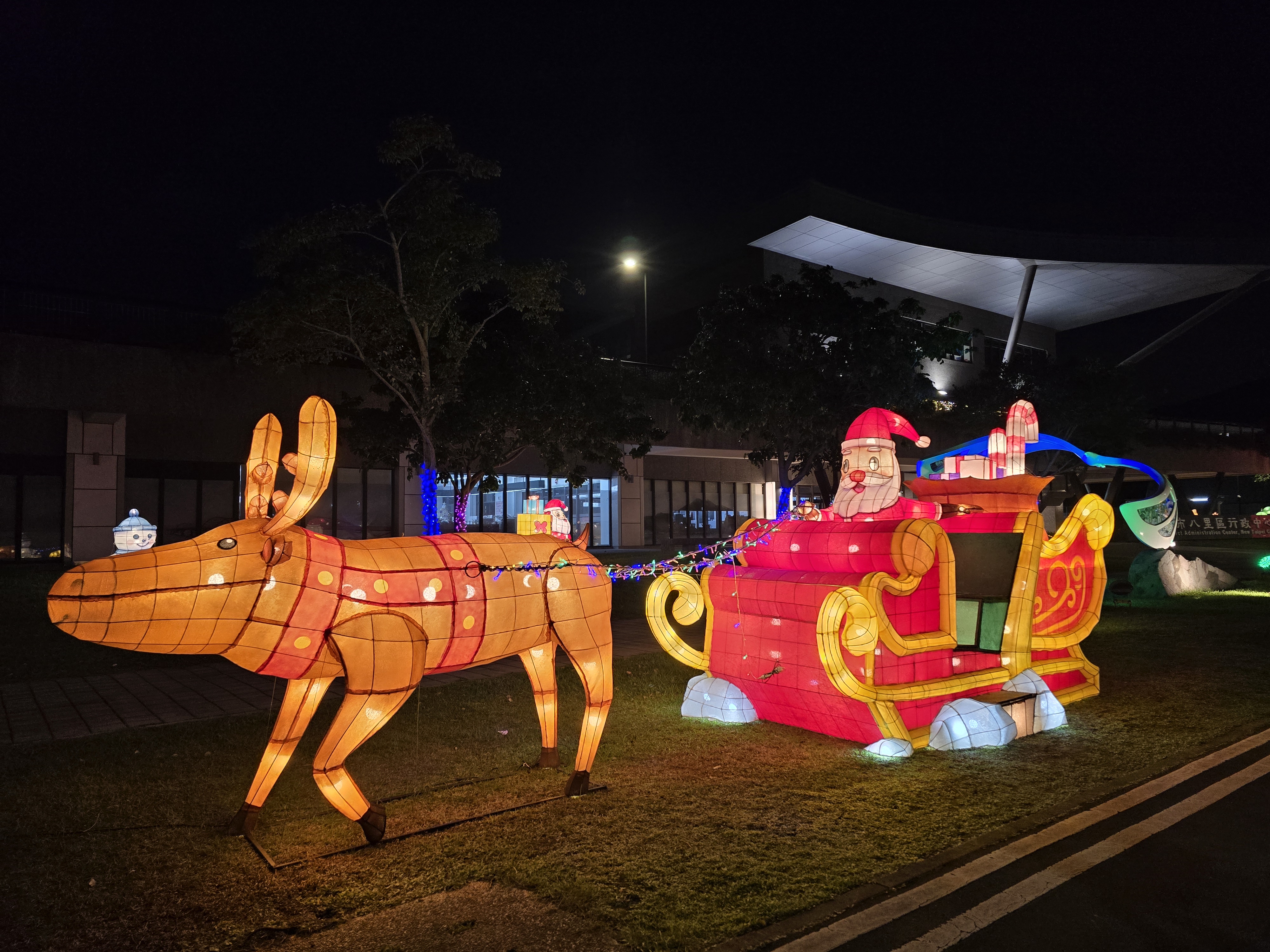 園區設有巨型耶誕應景燈飾，造景浪漫。（八里區公所提供）