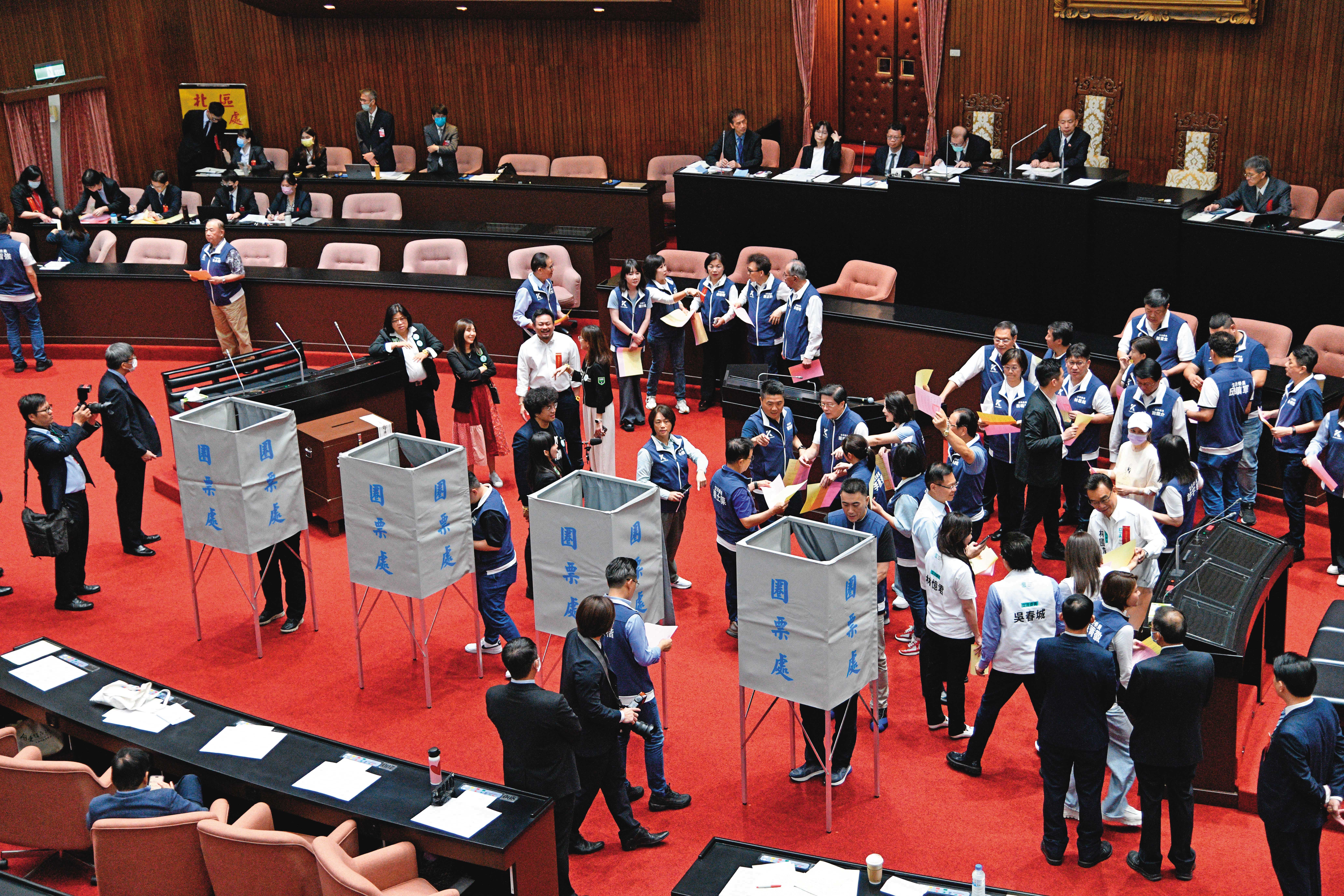 立法院21日否決國會職權修法覆議案，象徵此案的議事攻防告一段落。