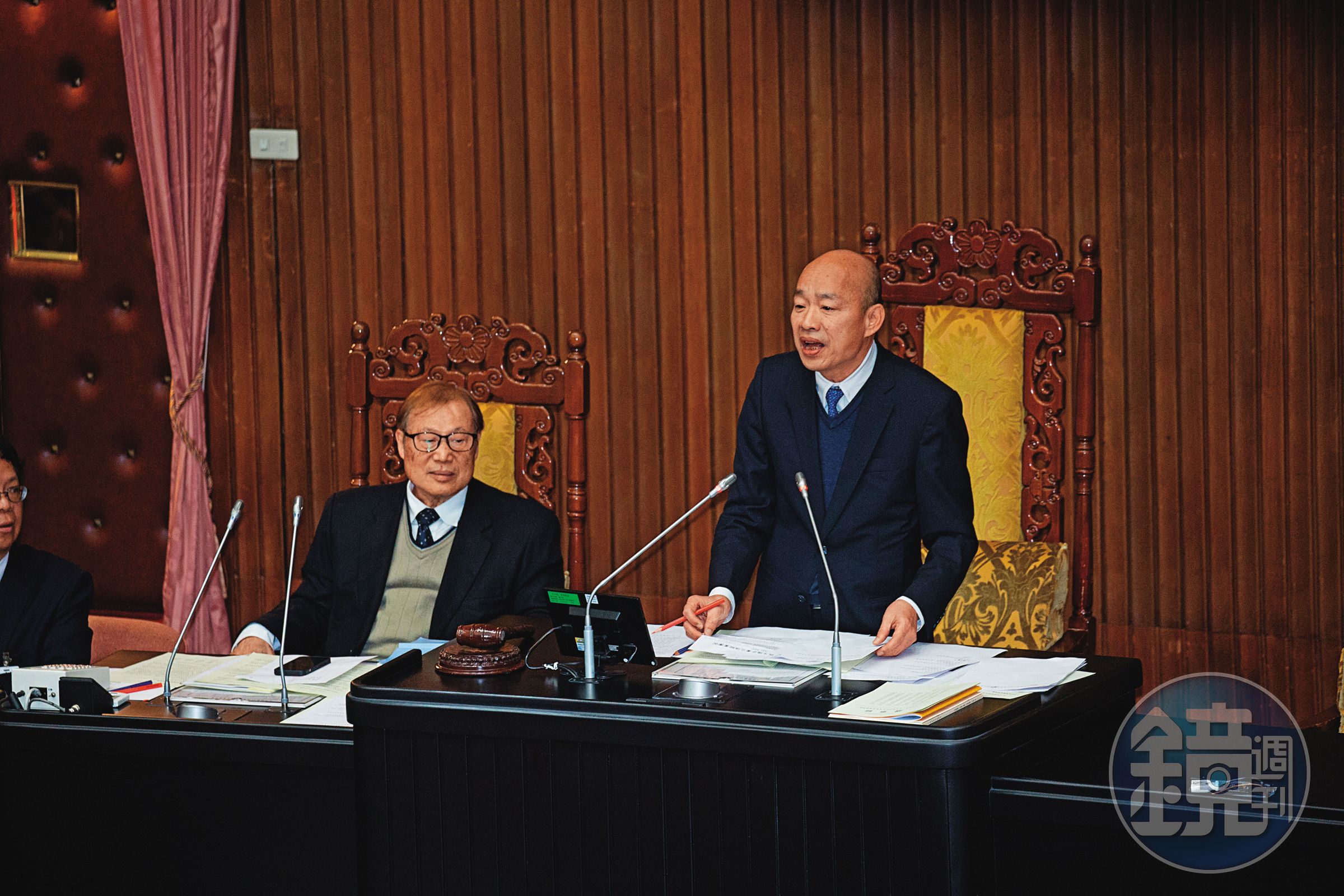 為快速熟悉議事流程,韓國瑜(右)至今只讓副院長代打過一次院會主持。左為立法院祕書長周萬來。