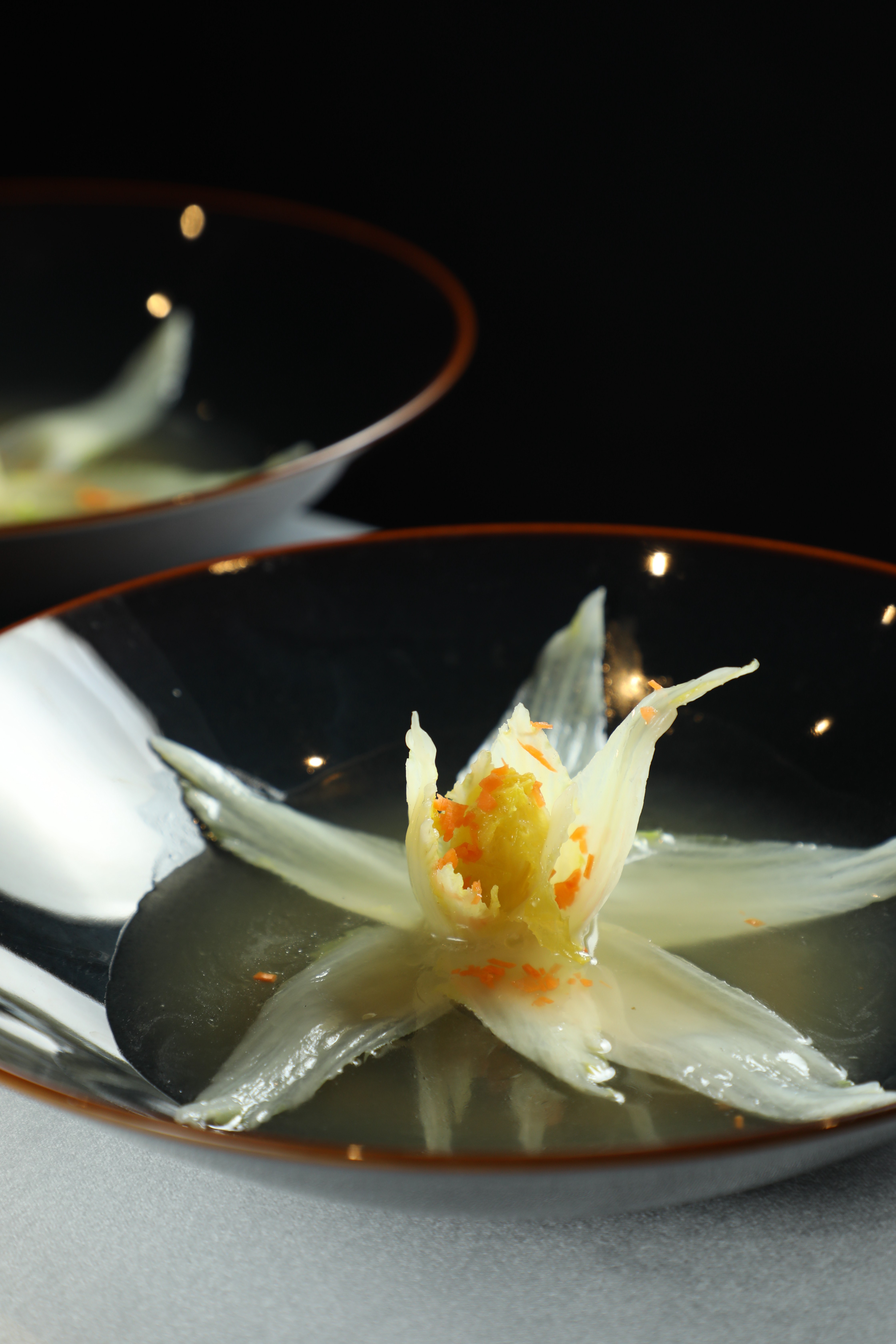 國宴級名菜「開水白菜」以高湯反覆澄清至清如開水般澄透。（120元／份）