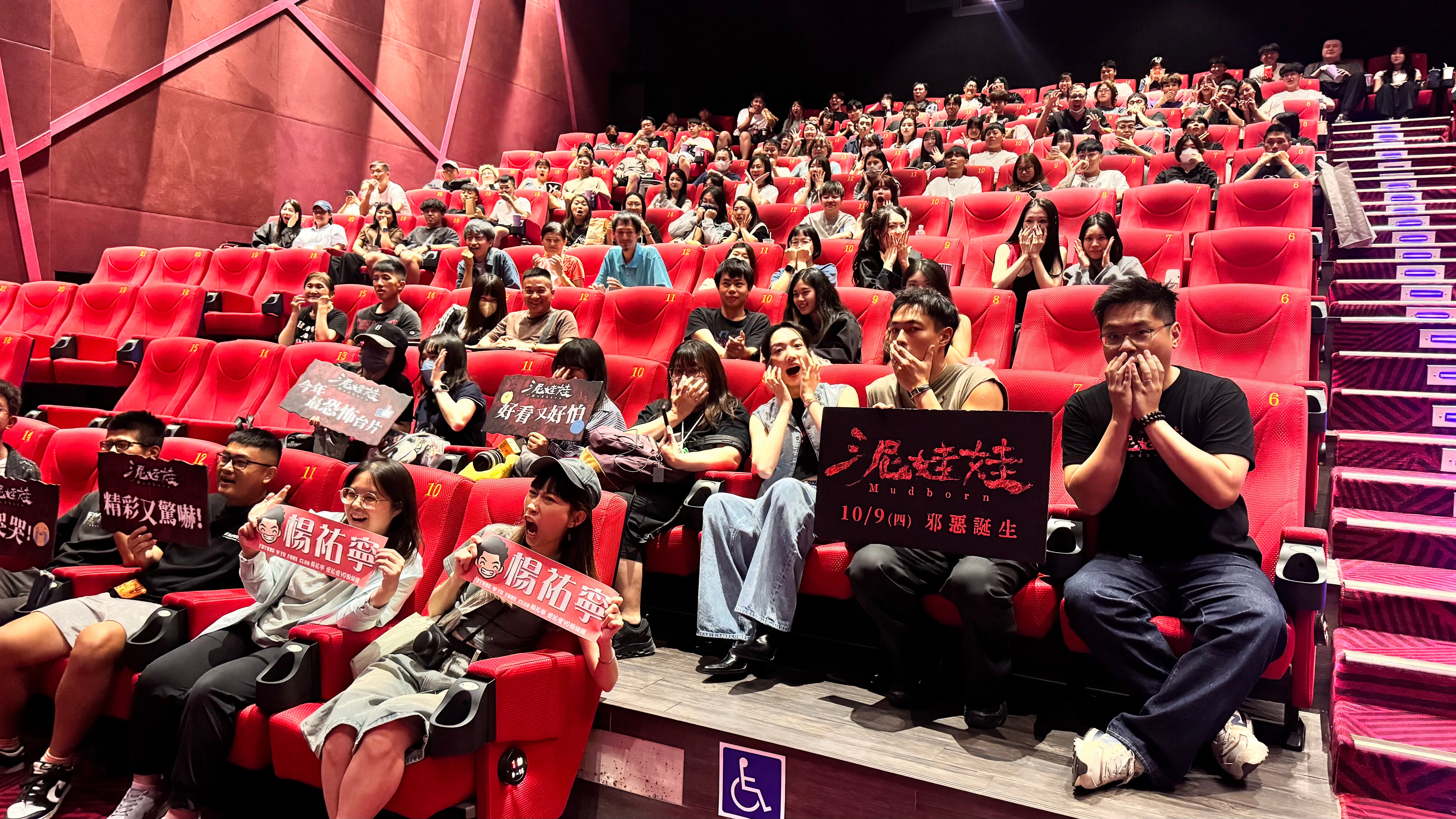 《泥娃娃》男女主角楊祐寧與蔡思韵，及導演解孟儒上映首周勤跑映後，開出2,400萬票房佳績。（天予電影提供）