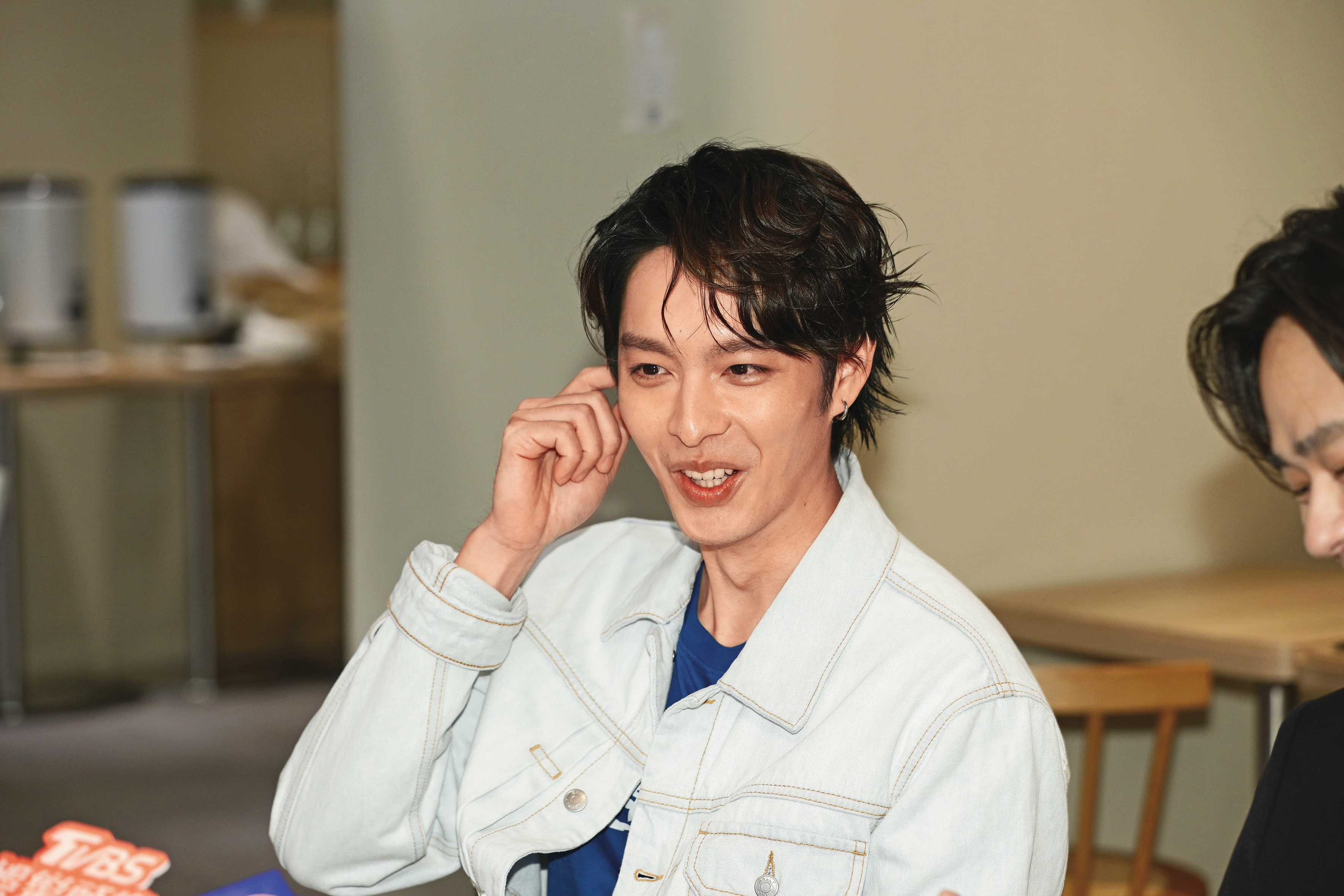 曹佑寧這頭飄撇a秀髮，看來髮質不錯，只不過髮際線有點高，愛ㄗ意喔～