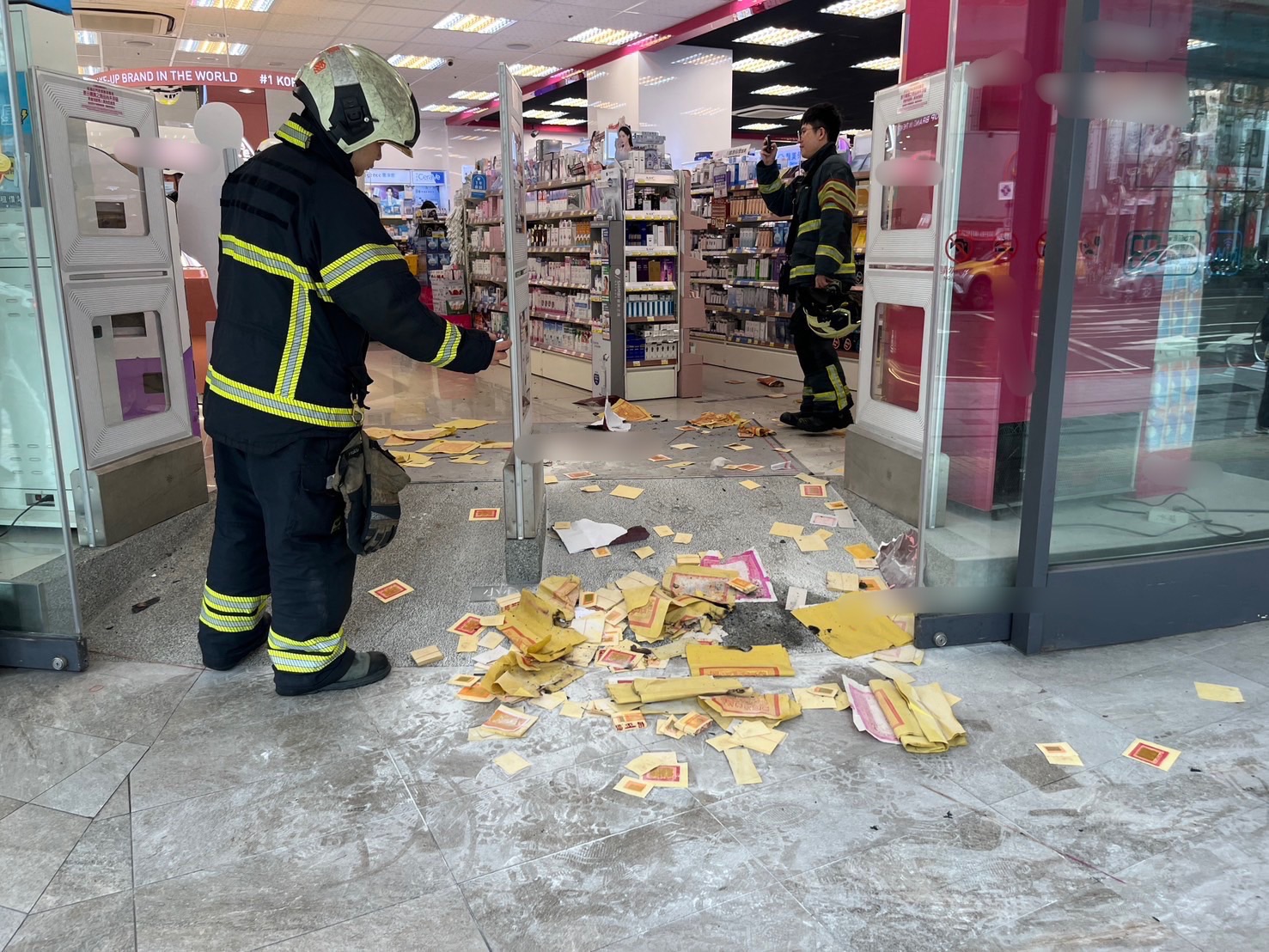 邱姓男子不滿寶雅員工不借充電器，竟在店門口燒金紙干擾店家做生意。（翻攝畫面）