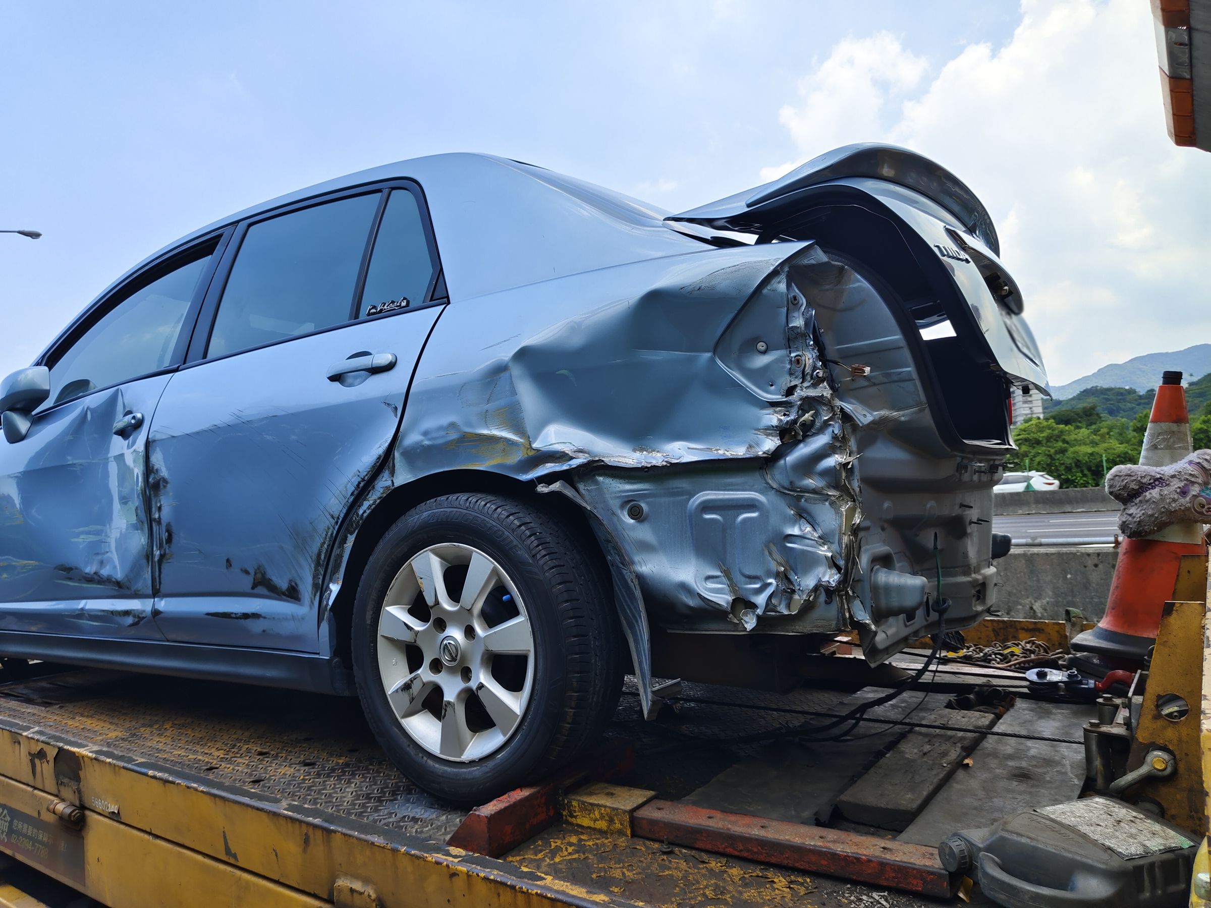 因撞擊力道猛烈，被波及的車輛車身毀損嚴重。翻攝畫面