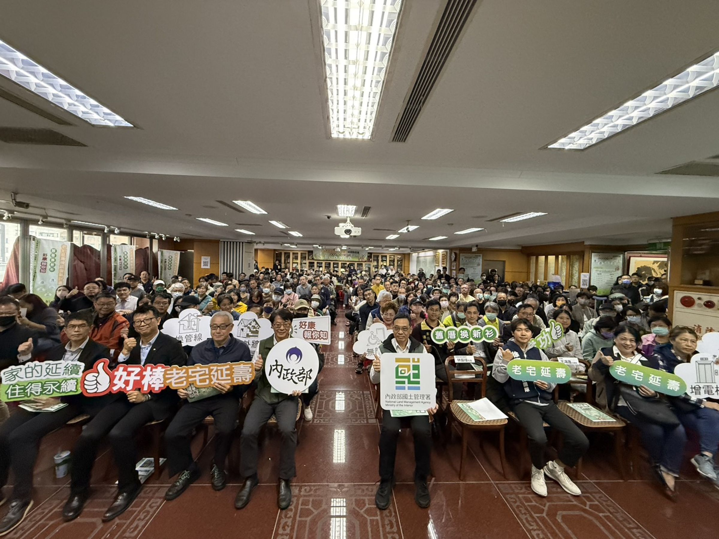 政府補助老公寓增設電梯,而徵求住戶同意仍是最重要的關卡。圖為內政部於北市松山區舉辦「老宅延壽」巡迴說明會。(翻攝自內政部)