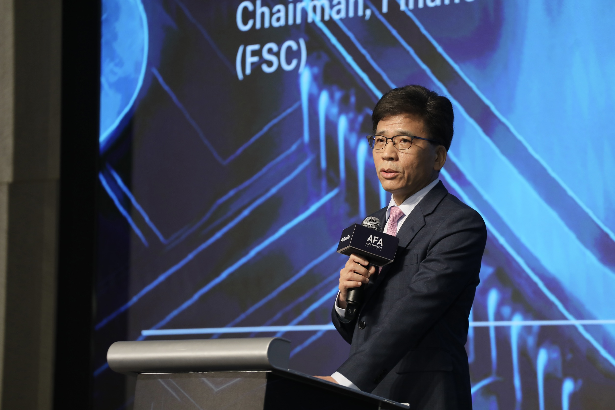 隨著金融法規鬆綁，在純網銀線下業務、保險規範與跨境支付等面向，鼓勵業者創新。