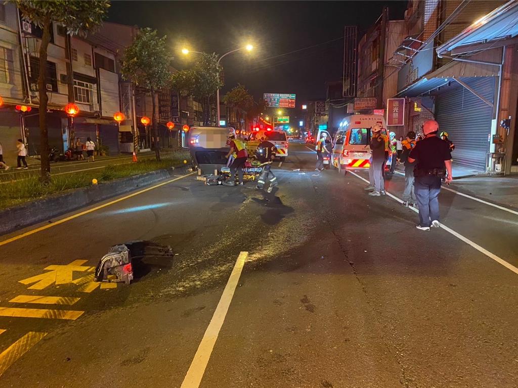 屏東市14日深夜發生一起死亡車禍，一輛轎車因不明原因自撞翻覆，駕駛傷重不治。（翻攝畫面）
