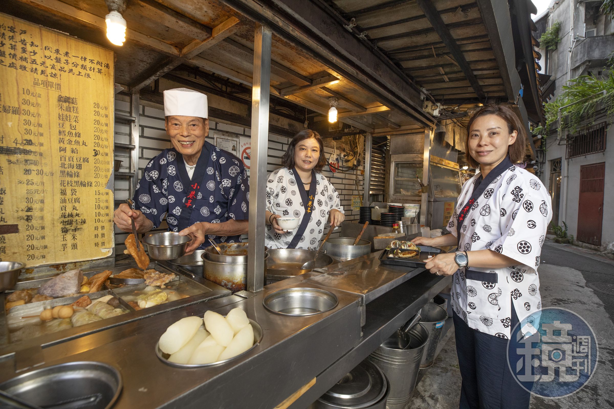 陳德誠近50年前在圓環小巷開了平價日料店小巷亭，第二代兩位女兒也已經接班。