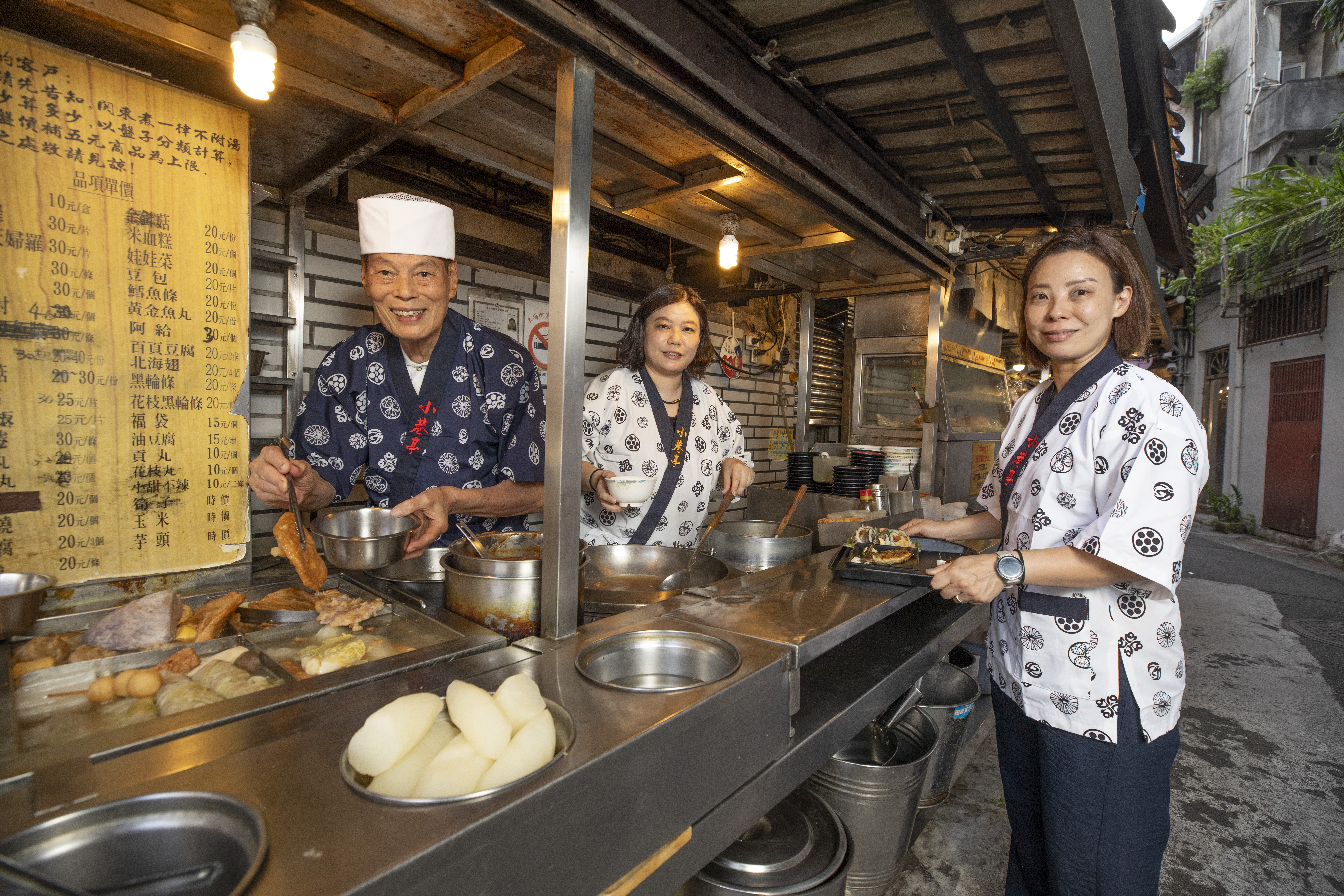 陳德誠近50年前在圓環小巷開了平價日料店小巷亭，第二代兩位女兒也已經接班。