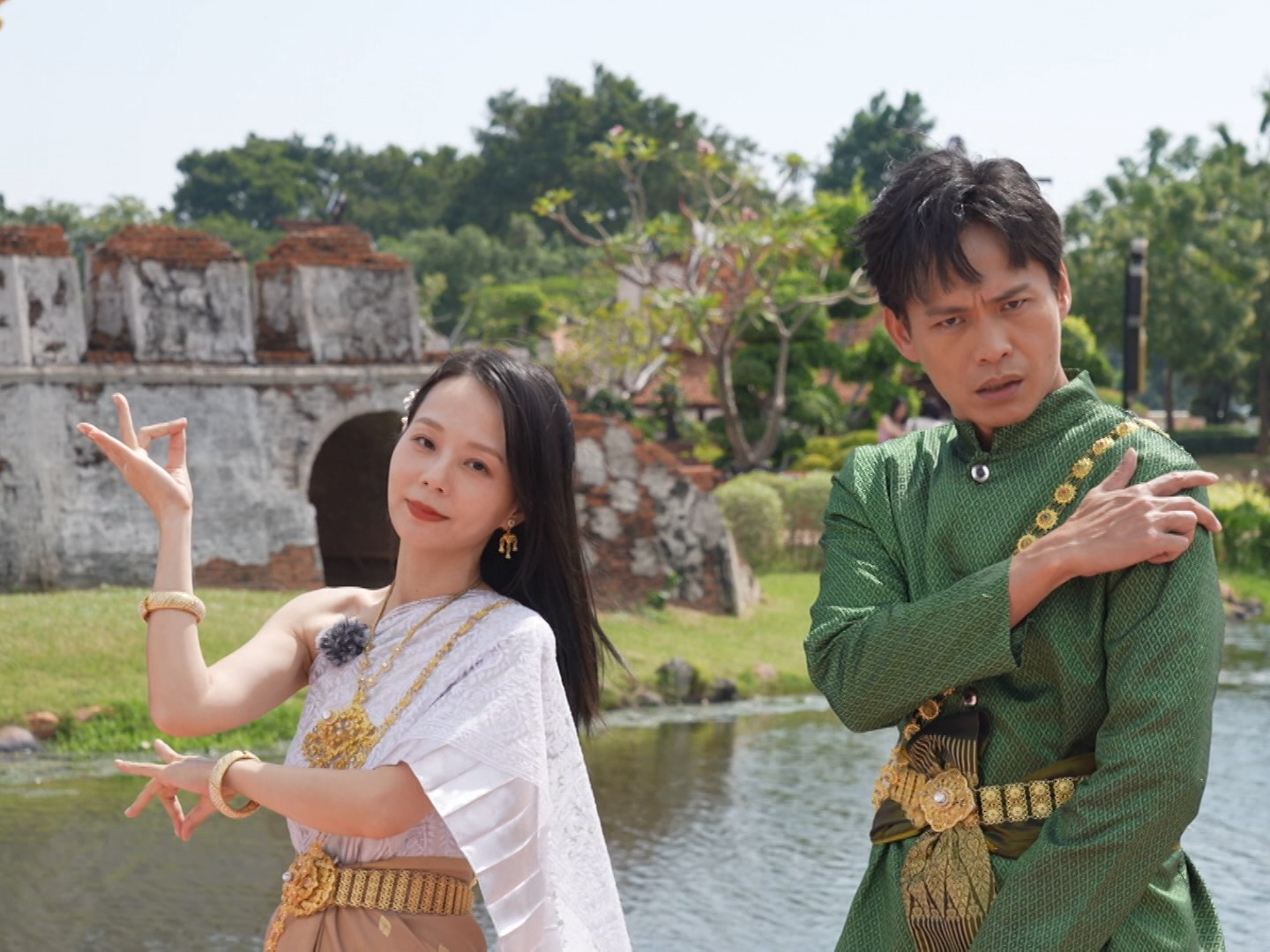孫淑媚（左）與黃鐙輝在泰國暹羅古城76府俏皮合照。（公視台語台提供）