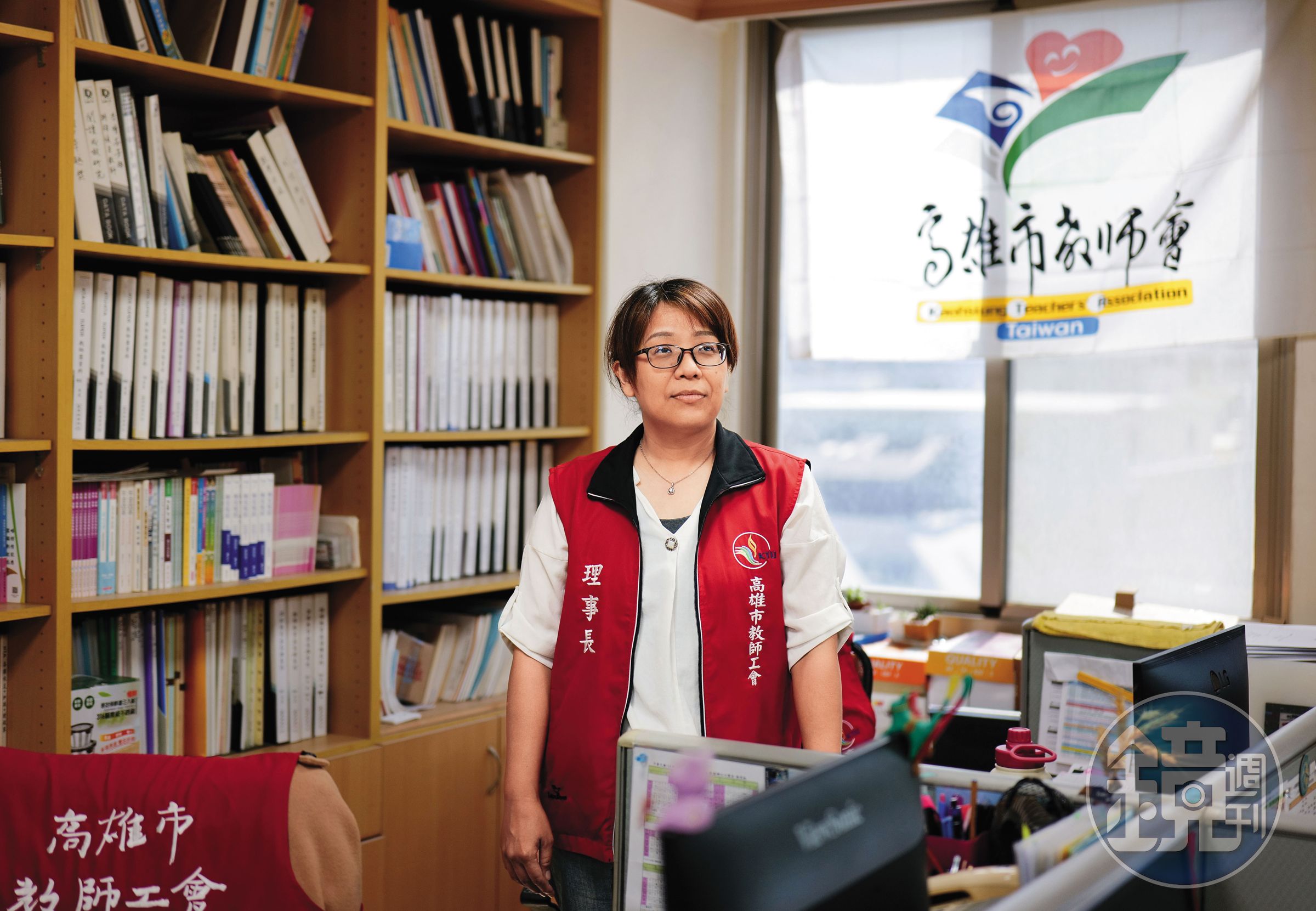 高雄市教師工會理事長李雅文表示,如果學校的老師與行政人員都在應付投訴和調查,很難專心把能量放在教學。