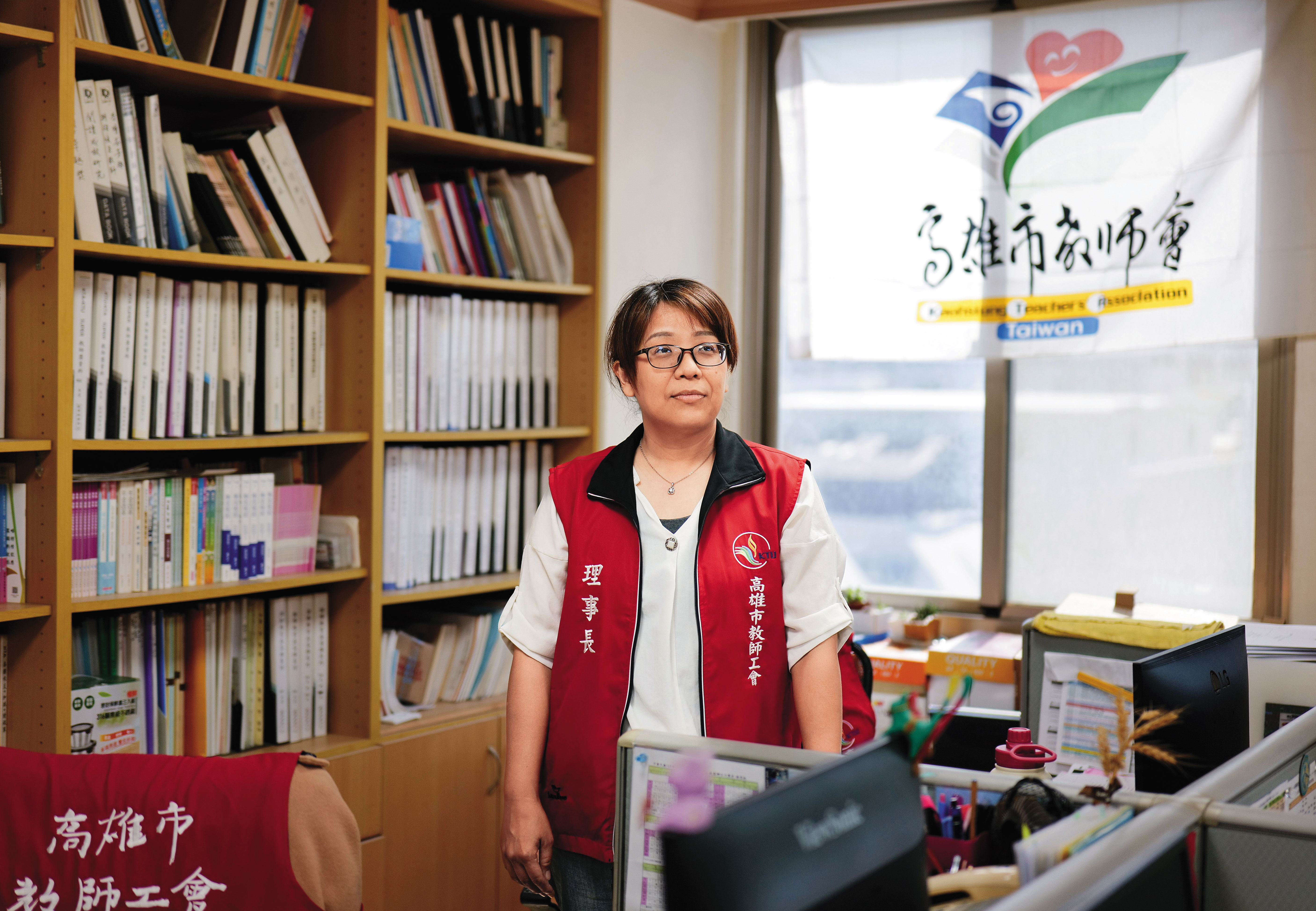 高雄市教師工會理事長李雅文表示，如果學校的老師與行政人員都在應付投訴和調查，很難專心把能量放在教學。
