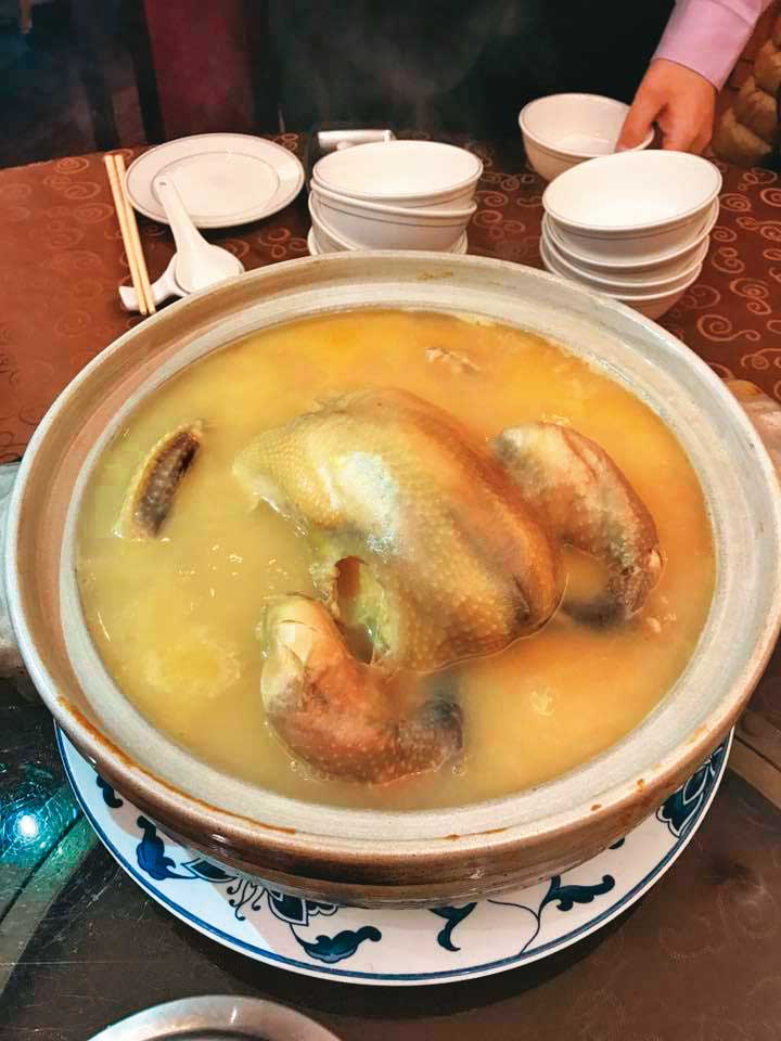 驥園砂鍋雞湯慢火燉煮12小時，湯色乳白香濃讓黃仁勳著迷。（翻攝臉書）
