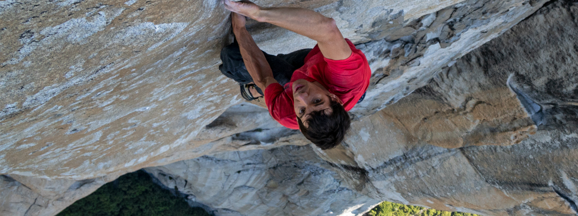 不，這張照片不是上下顛倒，而是酋長岩本來就是要這樣爬。（Disney+提供）