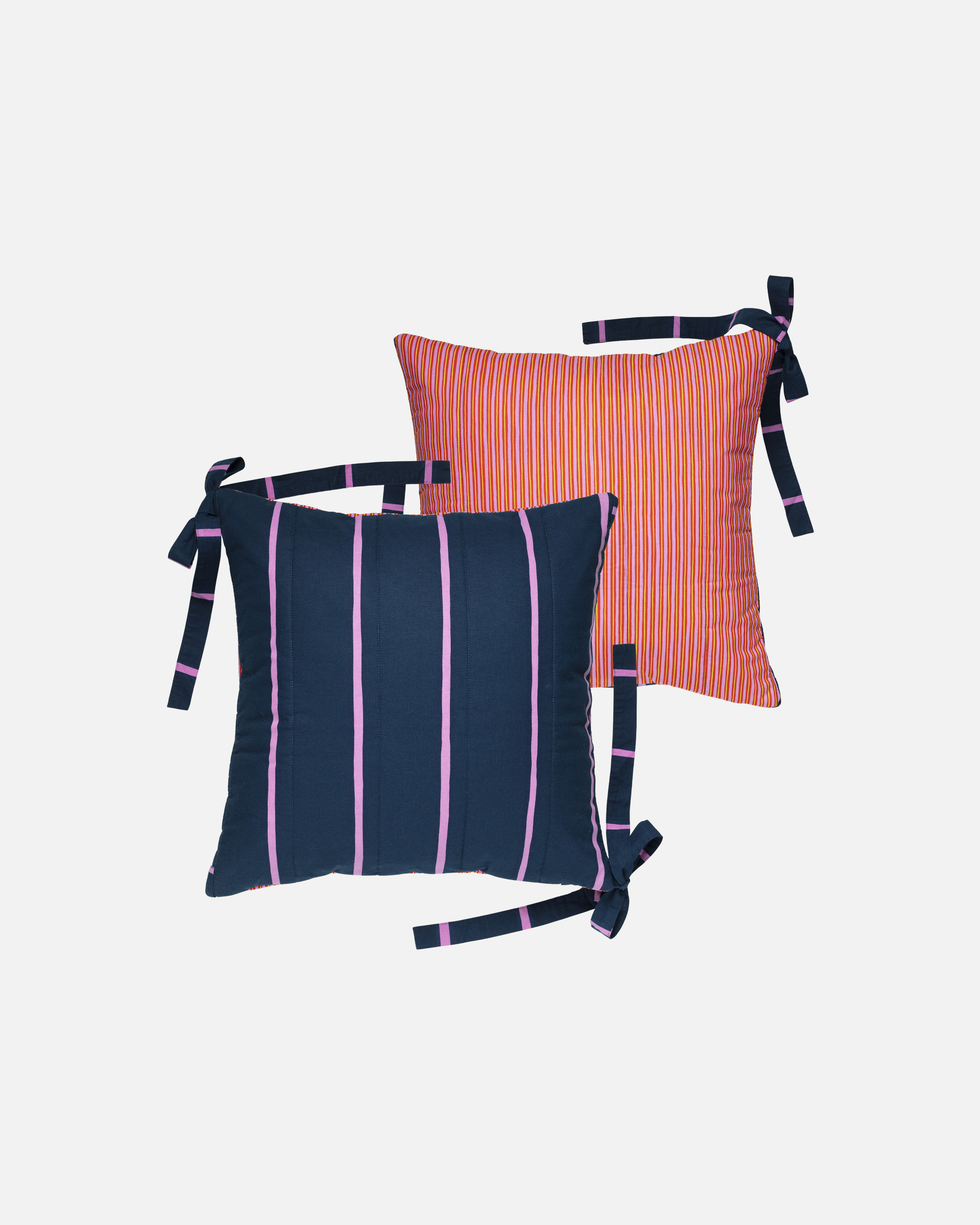 Laila Gohar × Marimekko聯名合作系列條紋抱枕套(兩色組合，50x50cm) 。NT$3,990（俊思提供）