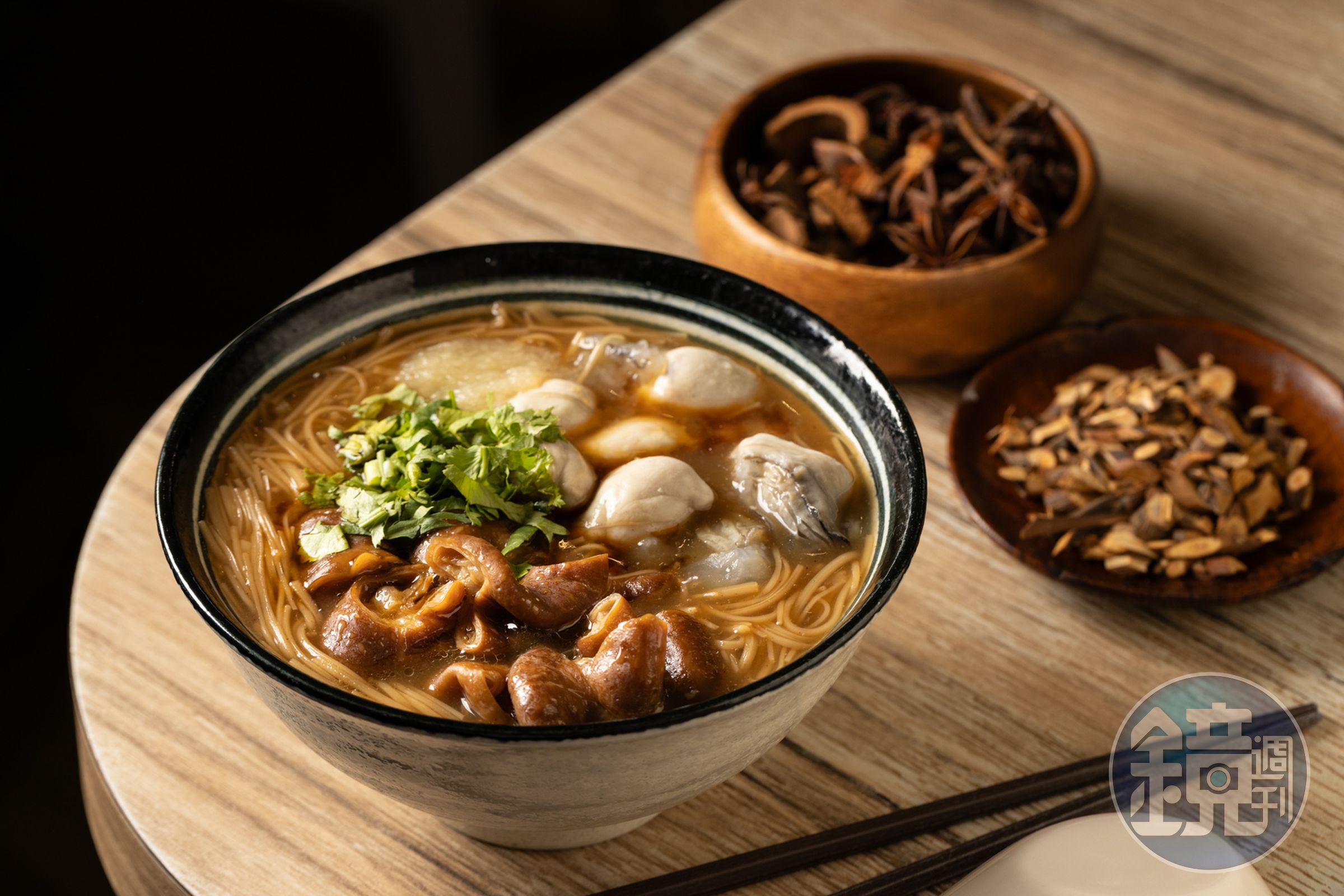 「勝口味」的麵線一賣數十年，從鮮蚵、大腸到麵線、湯頭，都有美味祕訣。（80元／碗）