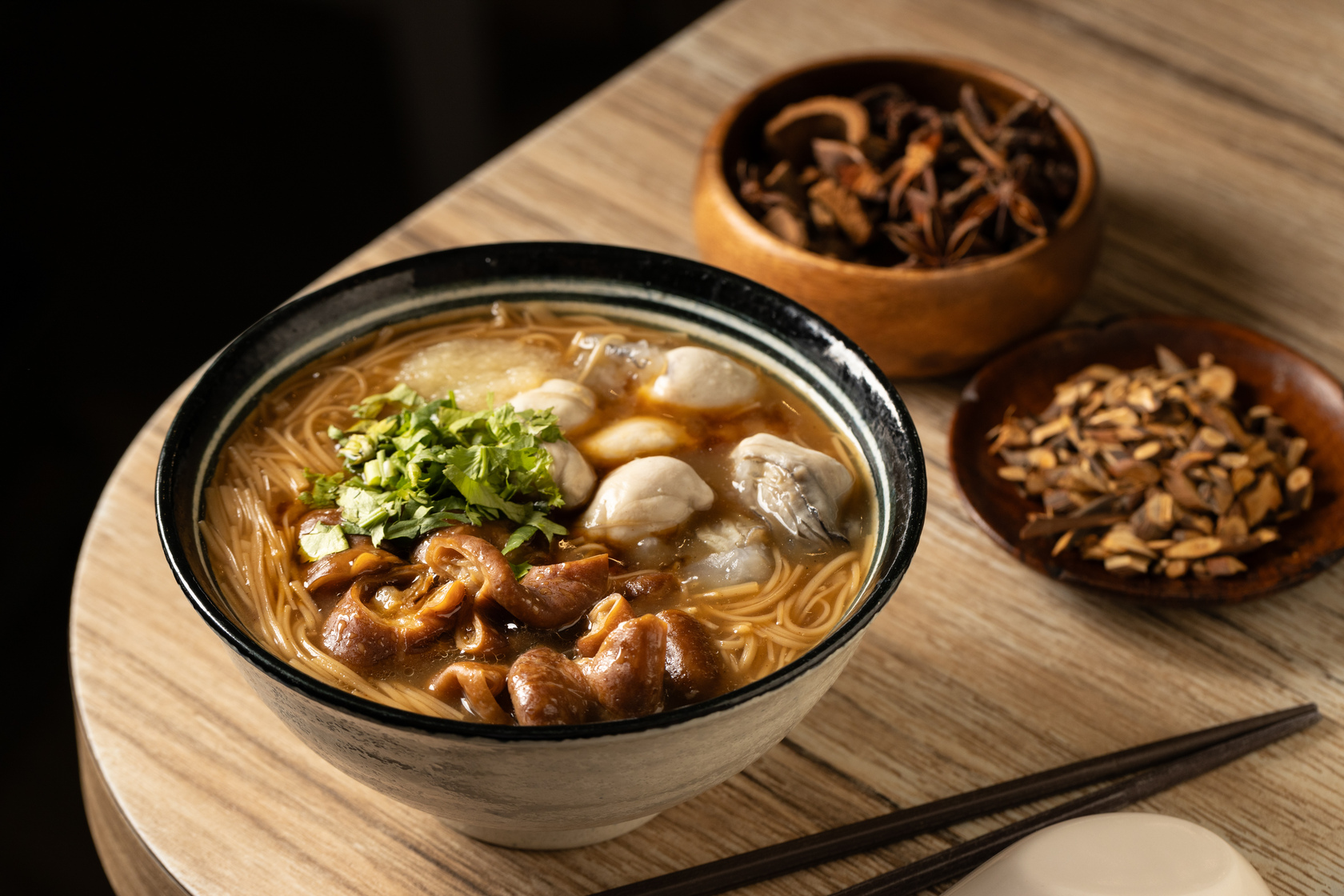 「勝口味」的麵線一賣數十年，從鮮蚵、大腸到麵線、湯頭，都有美味祕訣。（80元／碗）