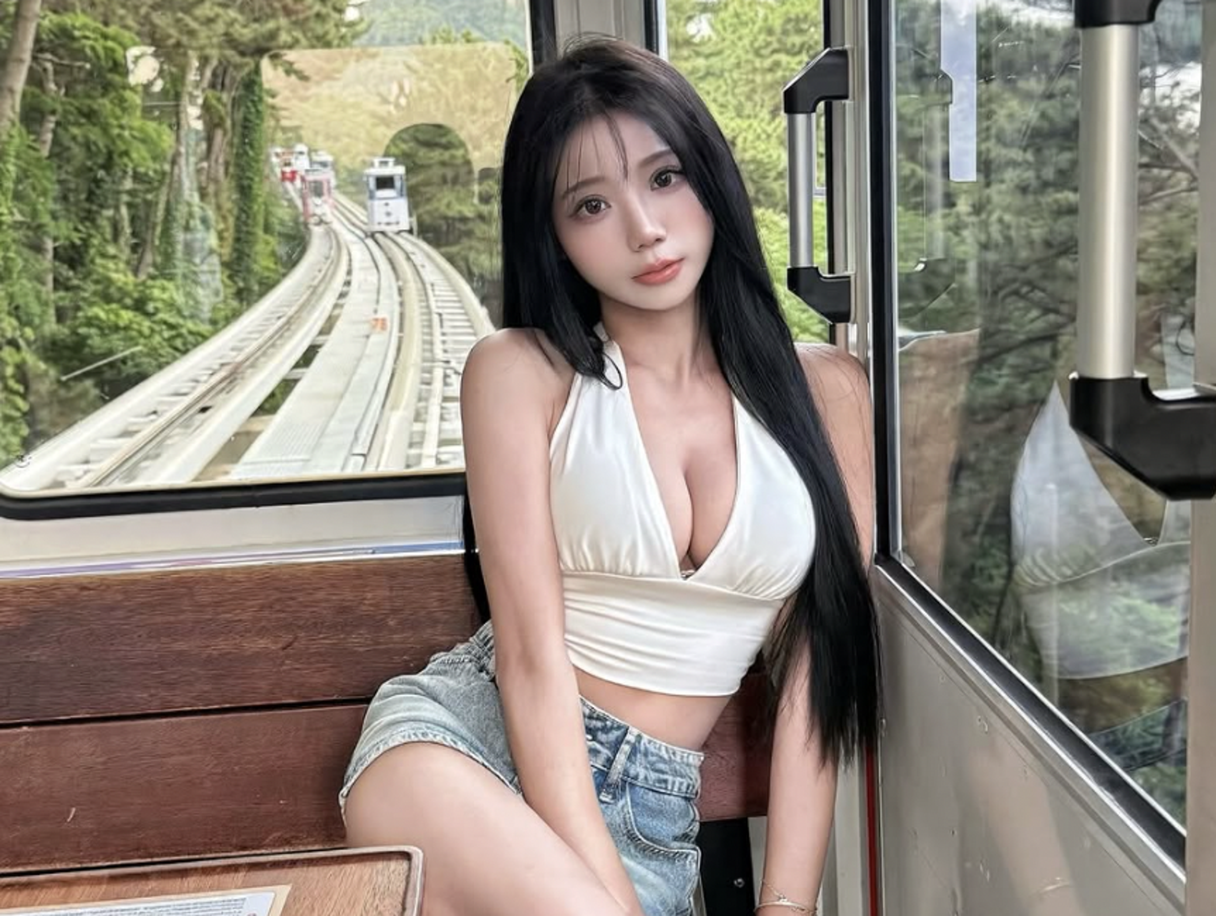 JKF女郎「潔晞」驚傳不幸離世，享年32歲，突如其來的噩耗震驚模特兒業界與粉絲。（翻攝自IG＠jessie__0122）