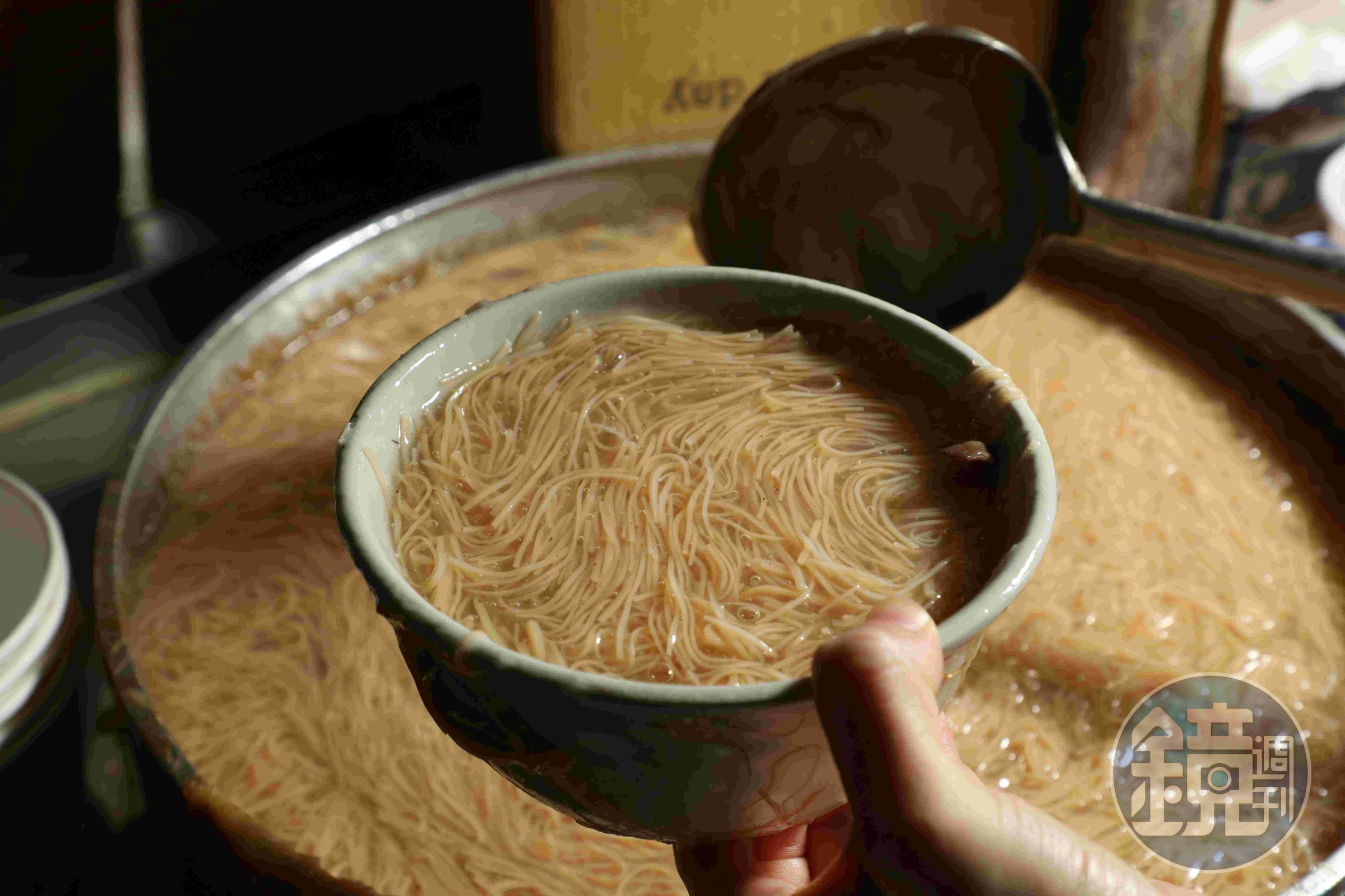 這裡的麵線羹是柴魚湯底，口味偏清爽。