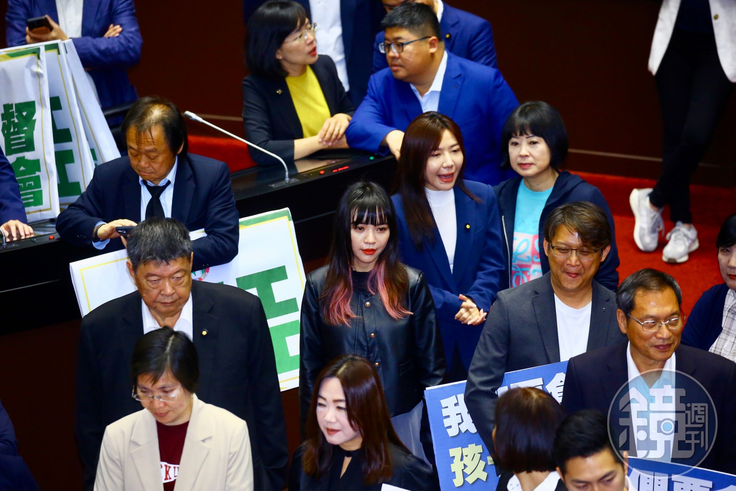 黃捷見藍委頻拿麥克風喊話十分無奈。