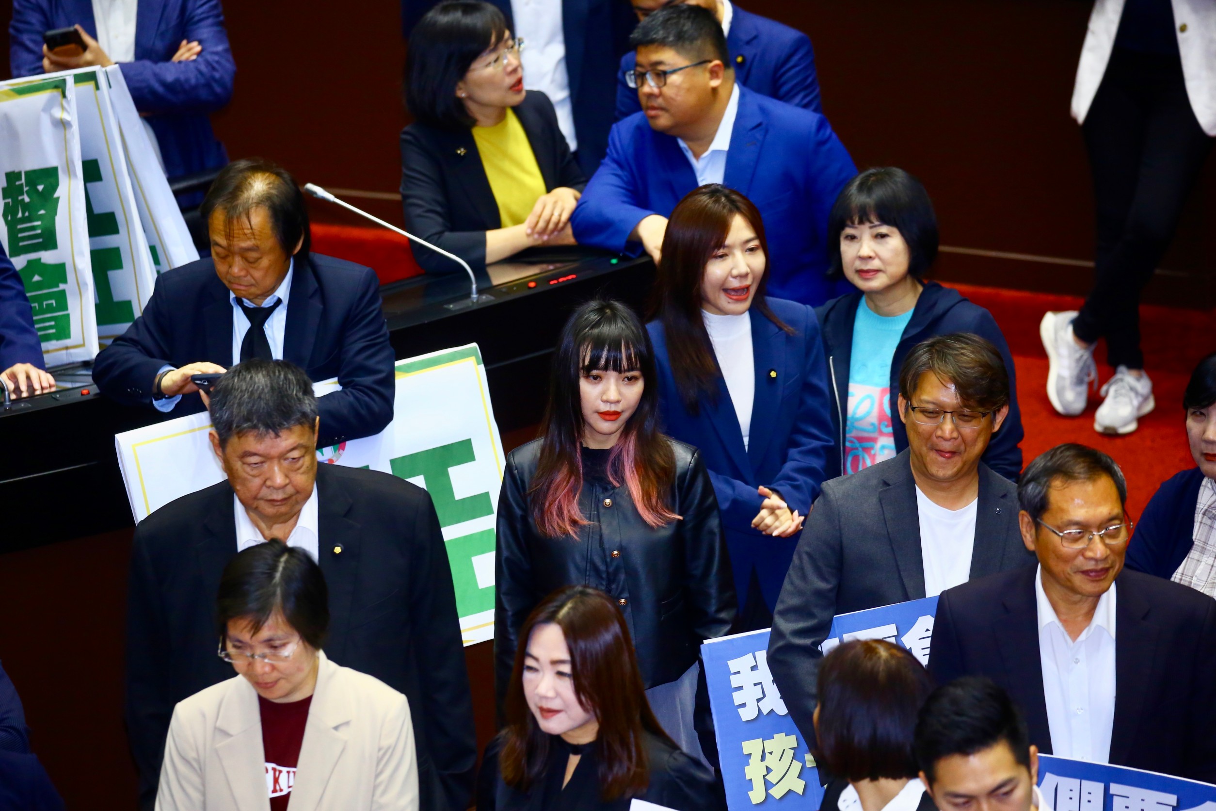 黃捷見藍委頻拿麥克風喊話十分無奈。