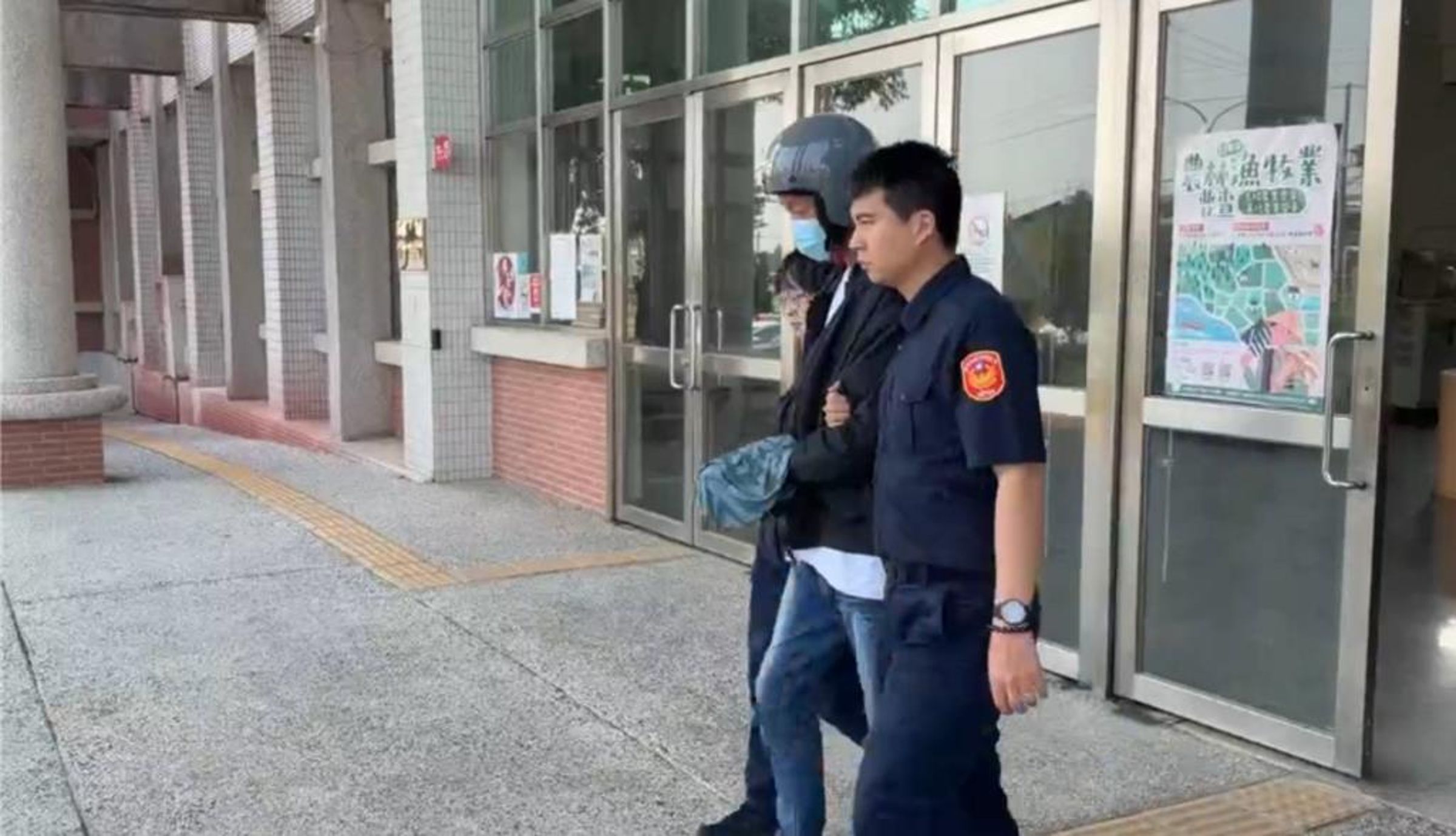 趙姓男子昨日駕駛BMW轎車追撞方姓魚販的小貨車，造成方男傷重不治，趙男則在肇事逃逸20小時後落網。（翻攝畫面）