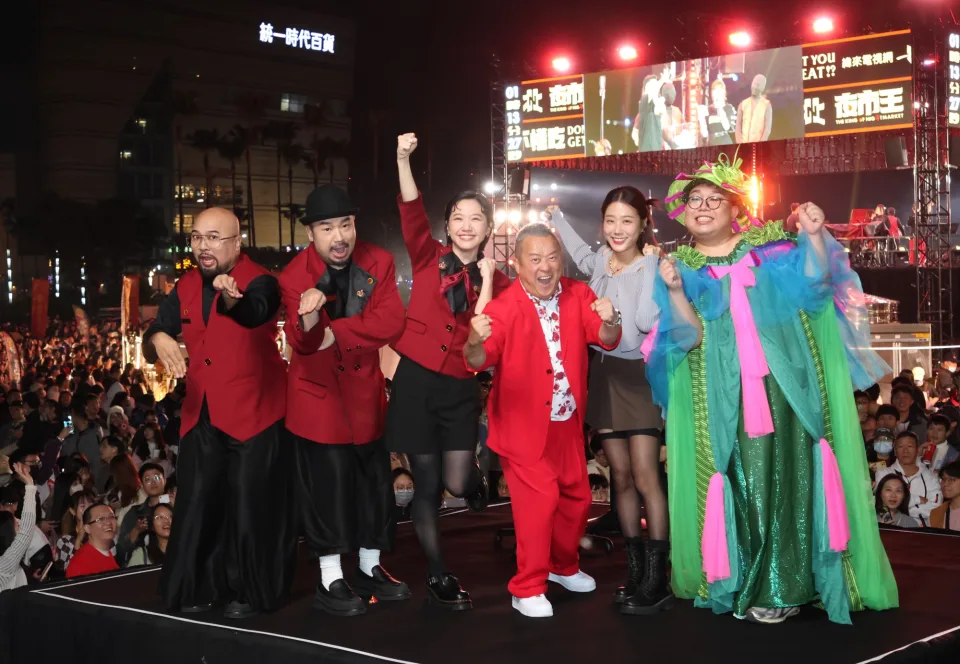 《夜市王》總決賽前進高雄，吸引人潮擠爆現場。（緯來提供）