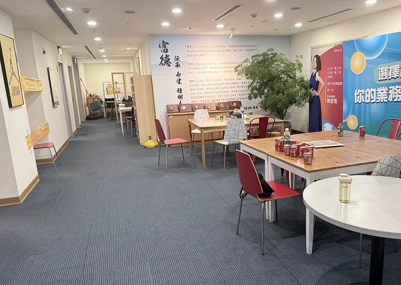 1名年約40歲的黃男身藏3把水果刀,利用大樓未設門禁空檔直闖9樓茶水間埋伏多時,與洪姓男業務發生激烈扭打。(警方提供)