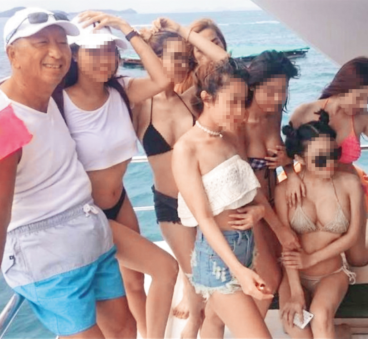 一群辣妹受邀到楊智雄（左1）的遊艇開趴，楊拍照時笑得非常開心。（投訴人提供）